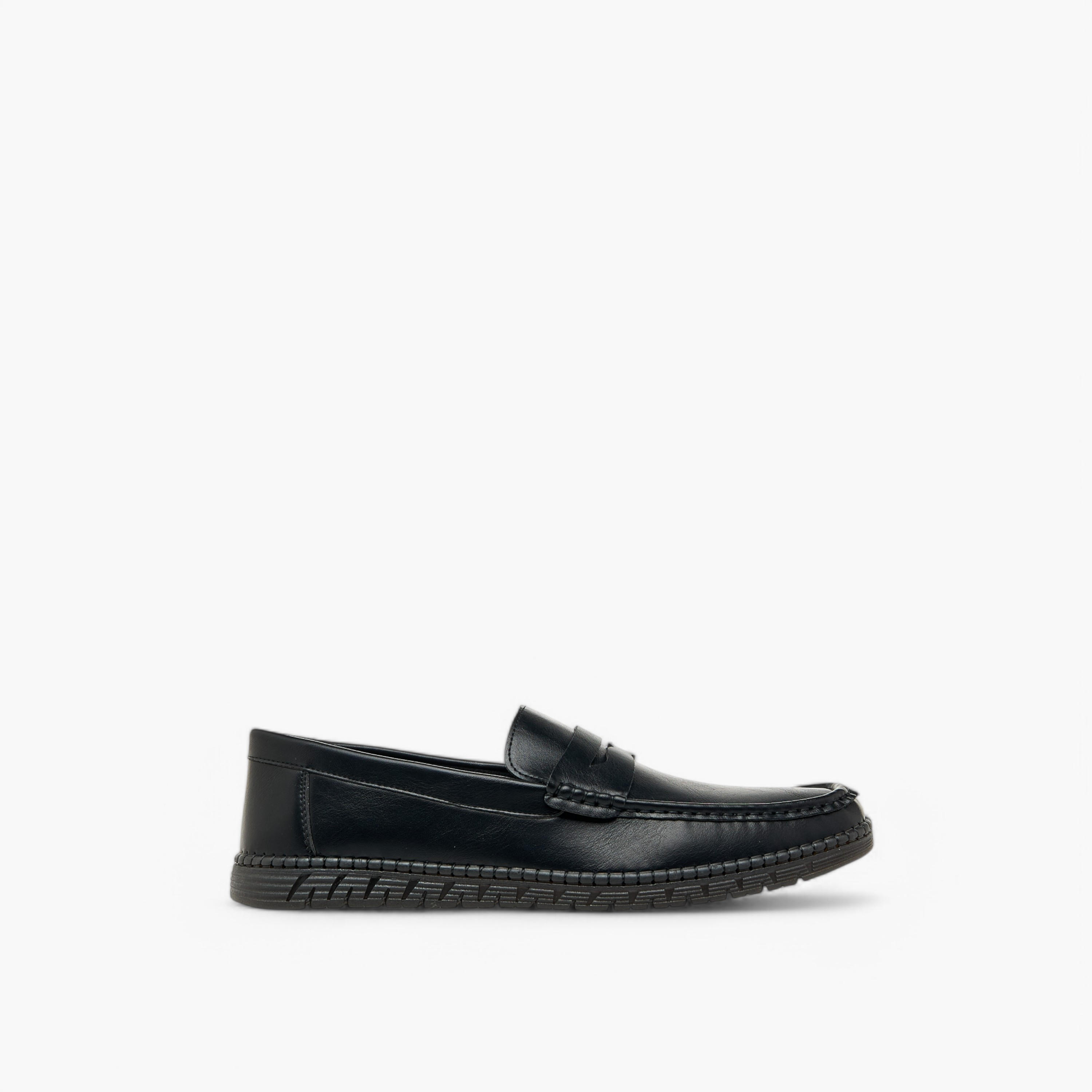حذاء موكاسين سهل الارتداء بارز الملمس بتفاصيل مفرغة من إل بي إل من شو إكسبرس-men-shoes-formalshoes-image-3