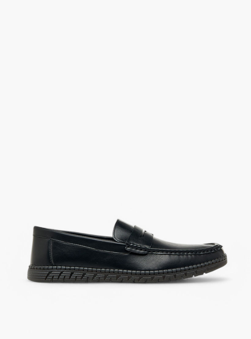 حذاء موكاسين سهل الارتداء بارز الملمس بتفاصيل مفرغة من إل بي إل من شو إكسبرس-men-shoes-formalshoes-image-3