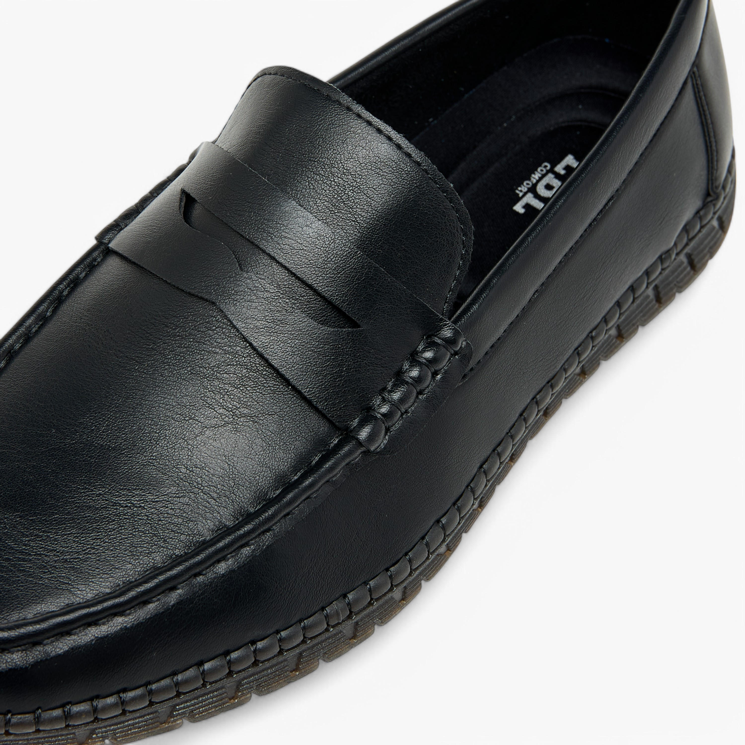 حذاء موكاسين سهل الارتداء بارز الملمس بتفاصيل مفرغة من إل بي إل من شو إكسبرس-men-shoes-formalshoes-image-4