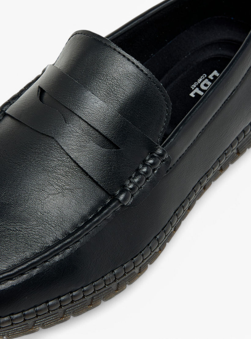 حذاء موكاسين سهل الارتداء بارز الملمس بتفاصيل مفرغة من إل بي إل من شو إكسبرس-men-shoes-formalshoes-image-4