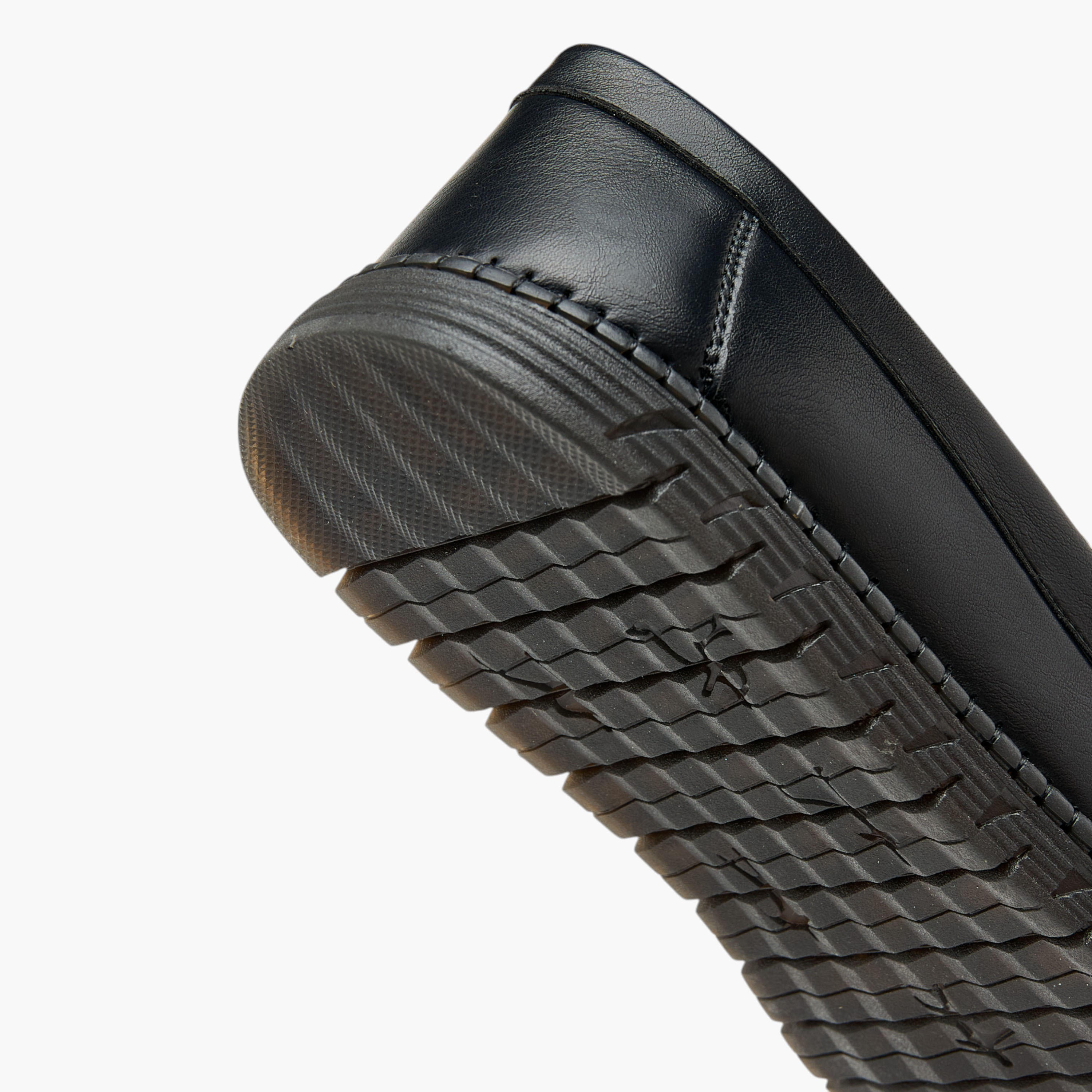 حذاء موكاسين سهل الارتداء بارز الملمس بتفاصيل مفرغة من إل بي إل من شو إكسبرس-men-shoes-formalshoes-image-5