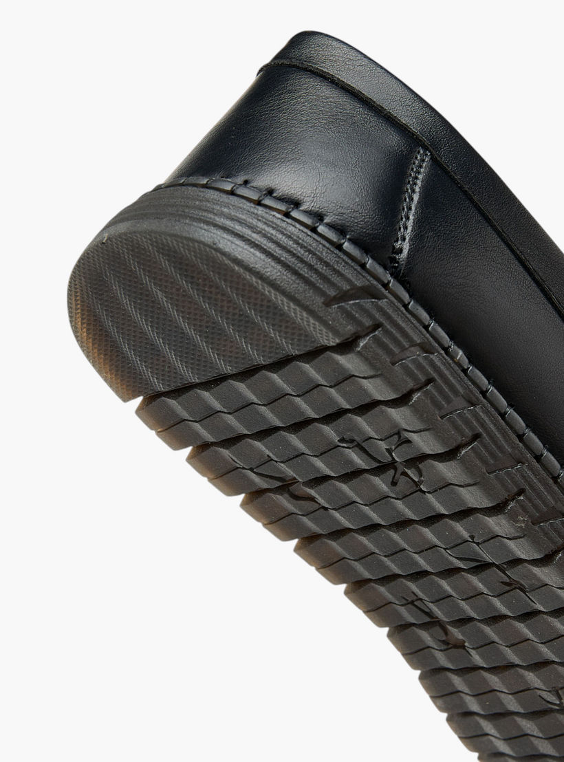 حذاء موكاسين سهل الارتداء بارز الملمس بتفاصيل مفرغة من إل بي إل من شو إكسبرس-men-shoes-formalshoes-image-5