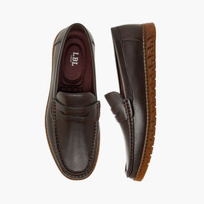 حذاء موكاسين سهل الارتداء بارز الملمس بتفاصيل مفرغة من إل بي إل من شو إكسبرس-men-shoes-image-1