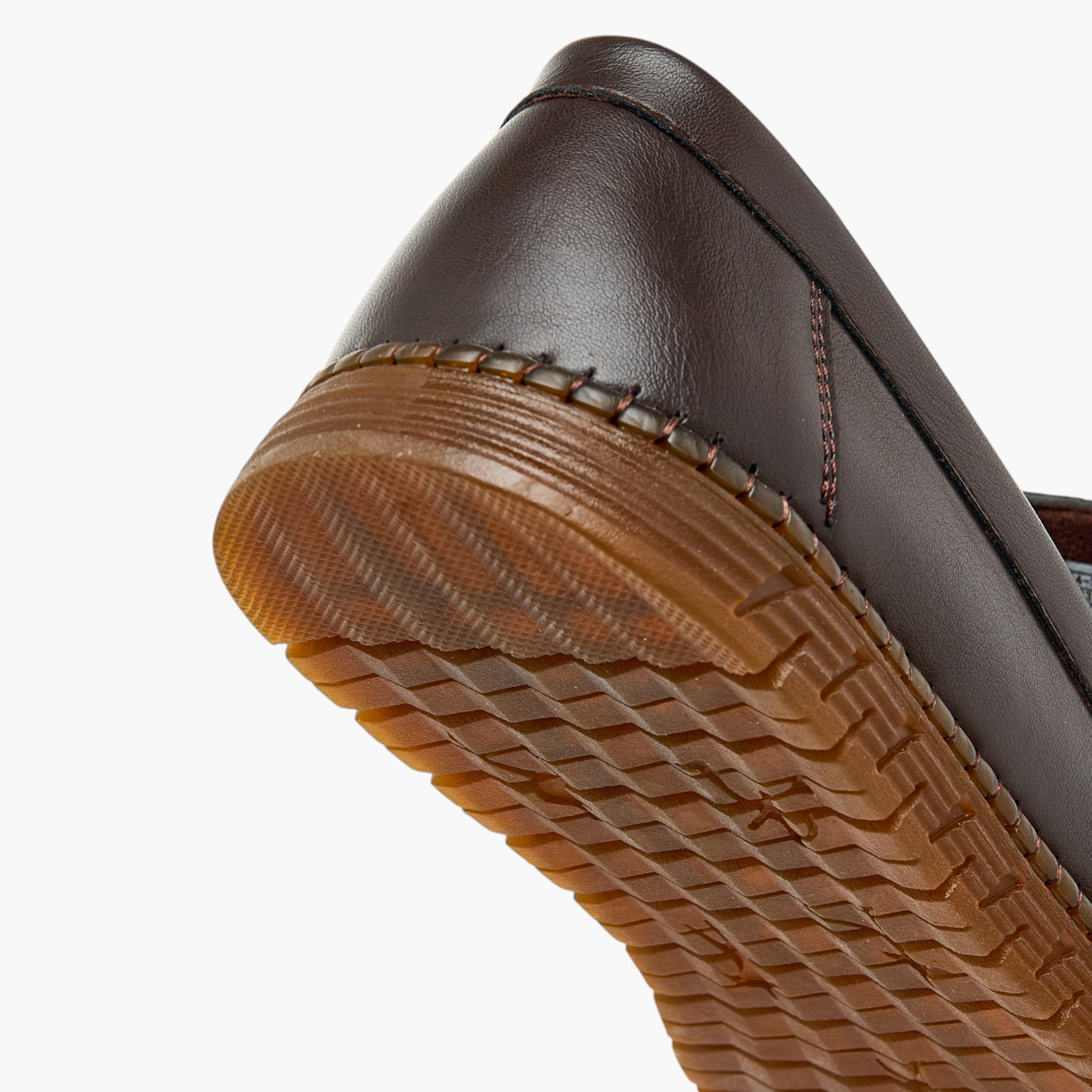 حذاء موكاسين سهل الارتداء بارز الملمس بتفاصيل مفرغة من إل بي إل من شو إكسبرس-men-shoes-formalshoes-image-5