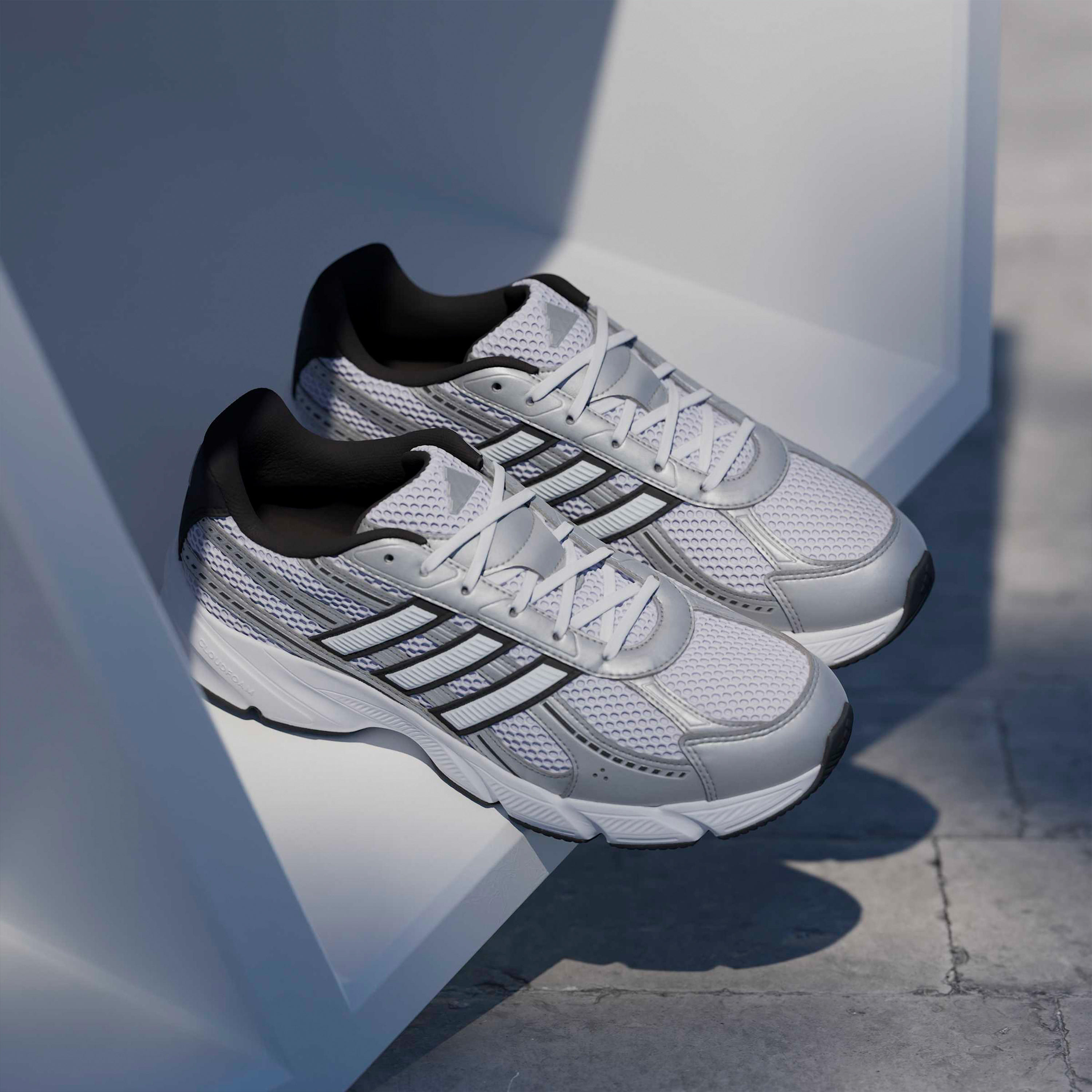 حذاء رياضي تكنوكيوس 2000 برباط إغلاق للرجال من أديداس-sports-men-shoes-image-10