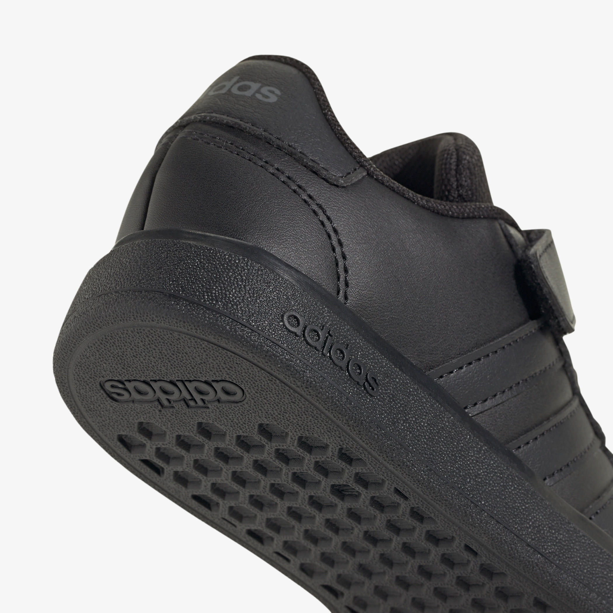 حذاء مدرسي بارز الملمس بشريط إغلاق لاصق للأطفال من أديداس - Grand Court 2.0 EL C-boys-shoes-schoolshoes-image-7