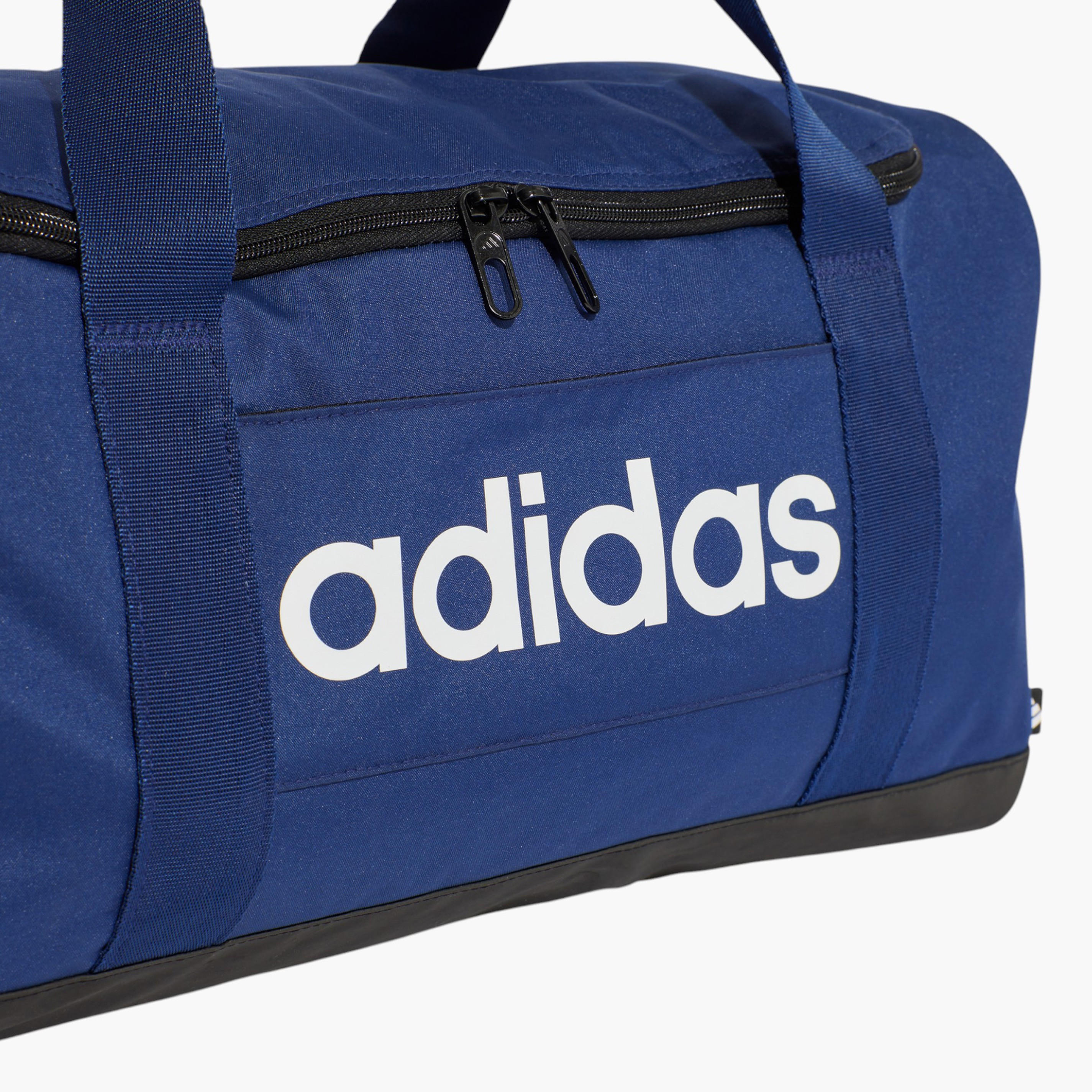 حقيبة لوجو برينت دافل مع سحاب إغلاق ومقبض مزدوج من أديداس - IN6111-travel-luggagesandbags-dufflebags-image-4