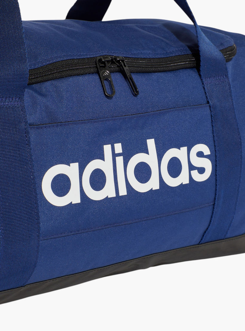 حقيبة لوجو برينت دافل مع سحاب إغلاق ومقبض مزدوج من أديداس - IN6111-travel-luggagesandbags-dufflebags-image-4
