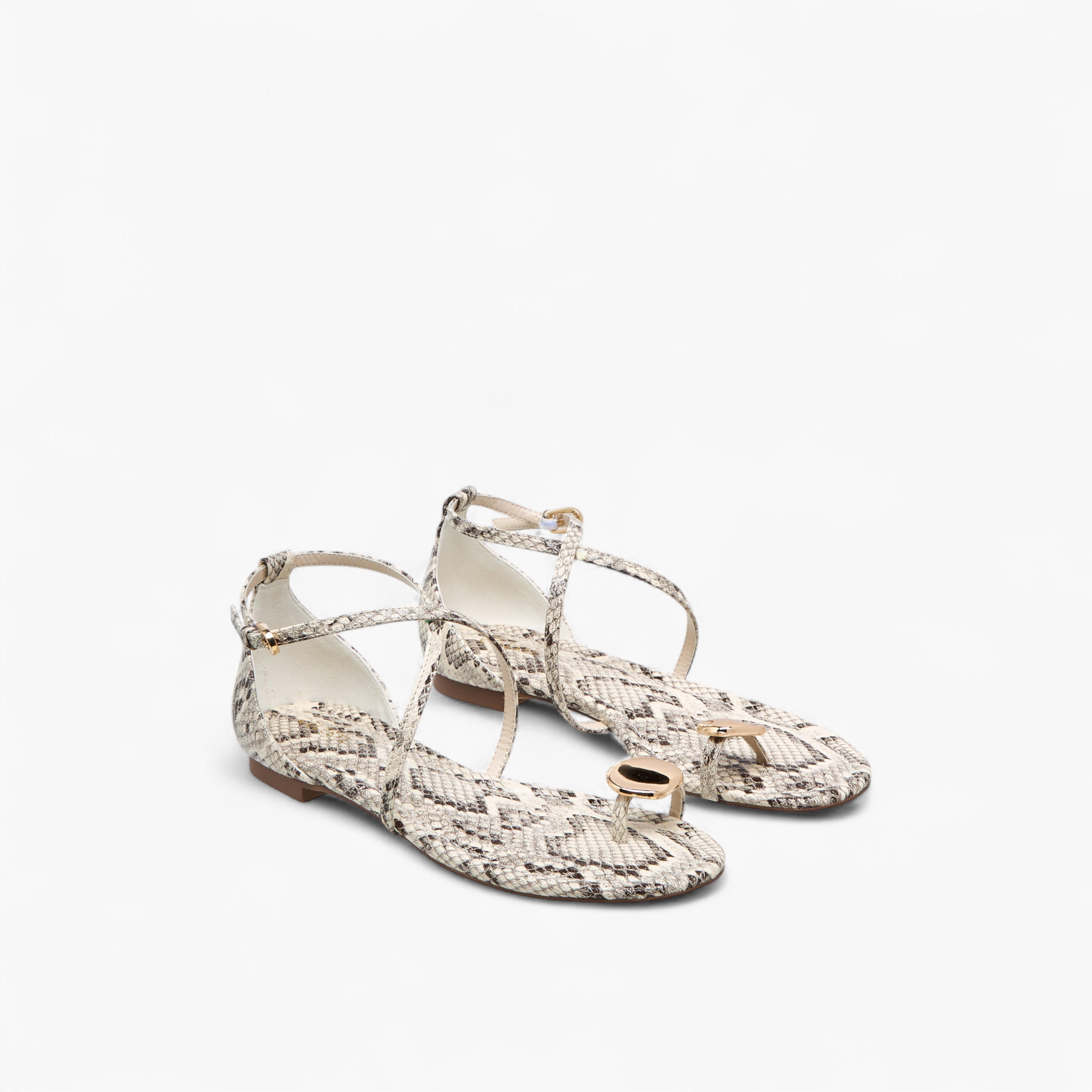 صندل بحزام متقاطع وإبزيم إغلاق وطبعات حيوانات للنساء من سيليست-women-shoes-flats-sandals-image-1