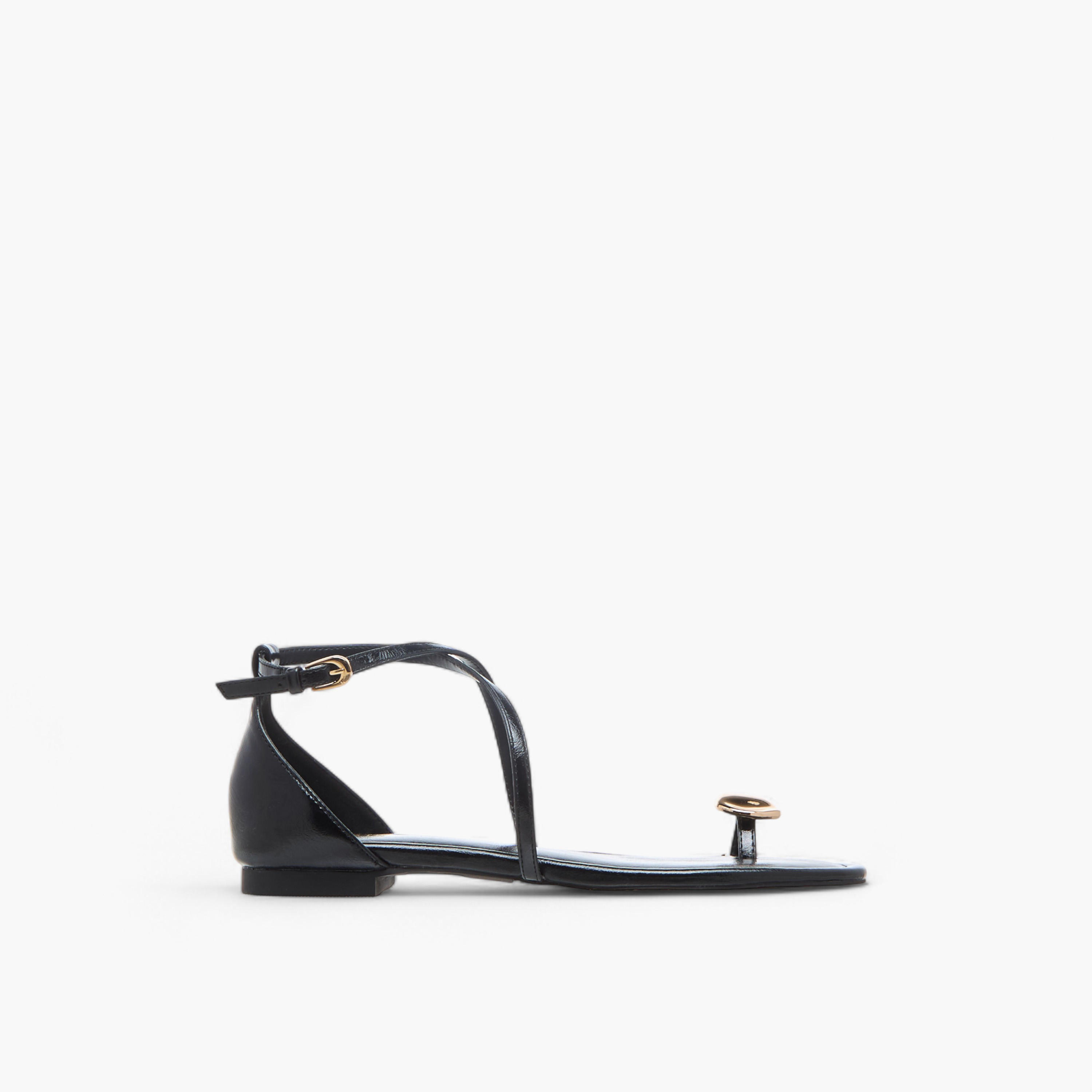 صندل سادة بحزام متقاطع وإبزيم إغلاق للنساء من سيليست-women-shoes-flats-sandals-image-3