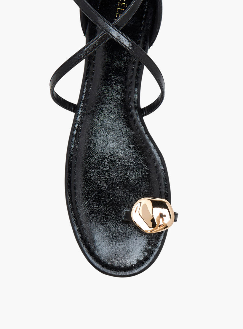 صندل سادة بحزام متقاطع وإبزيم إغلاق للنساء من سيليست-women-shoes-flats-sandals-image-4