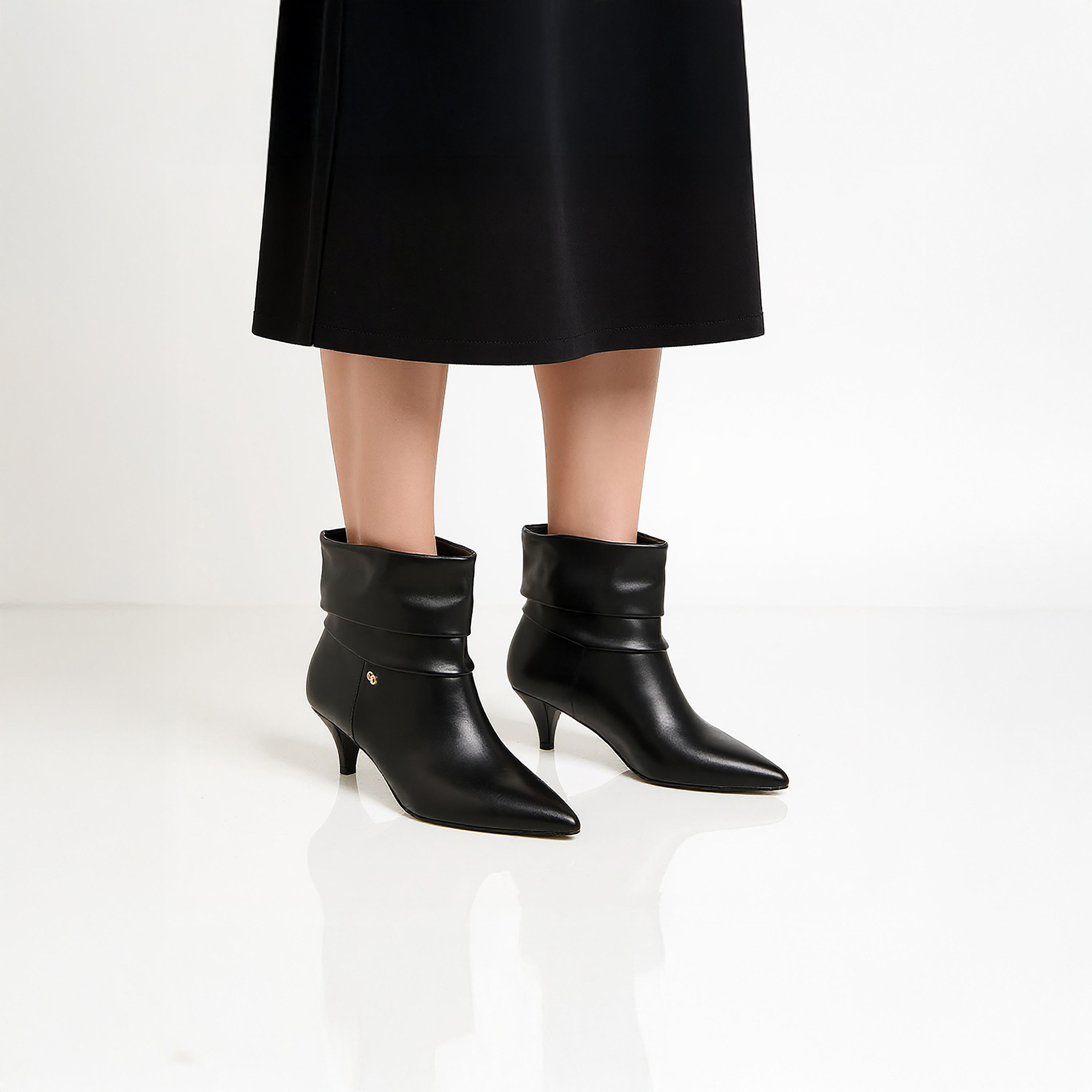 بوت كاحل بتفاصيل ثنيات وكعب صغير للنساء من سيليست-women-shoes-boots-image-2