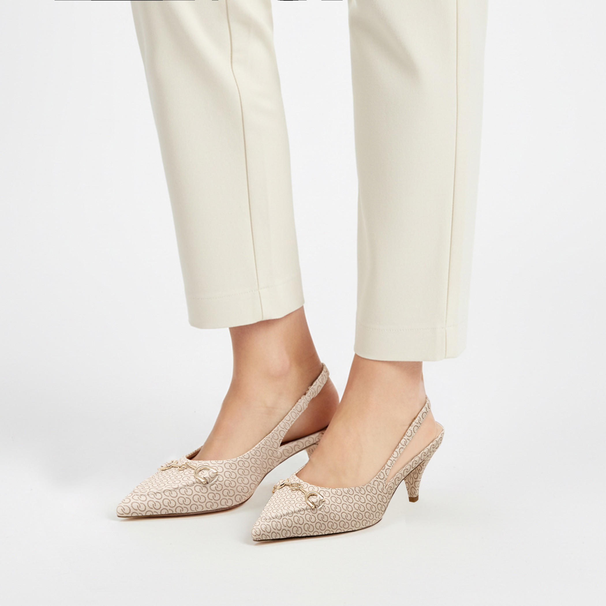 حذاء بحزام خلفي وكعب صغير وطبعات مونوجرام للنساء من سيليست-women-shoes-heels-image-2