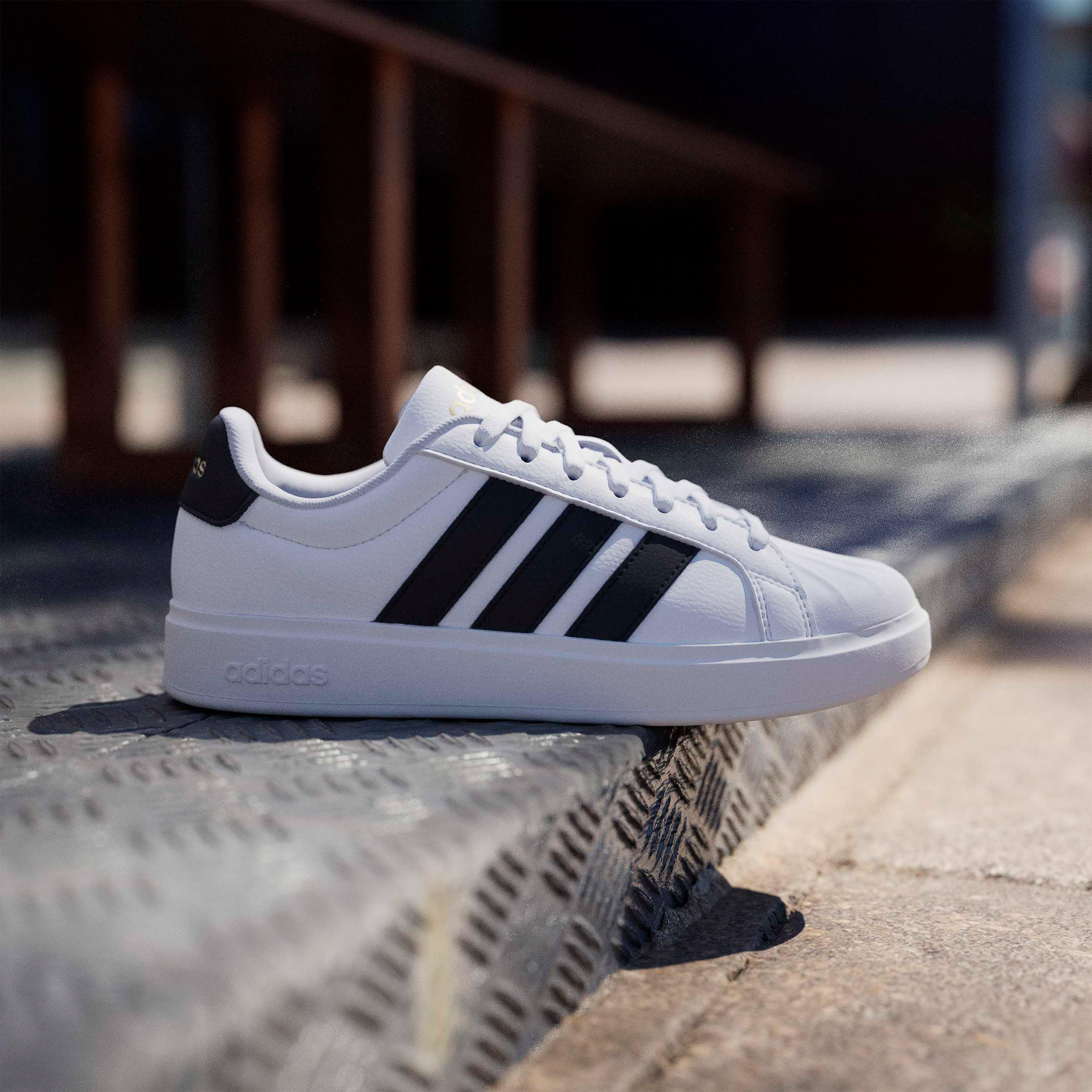 حذاء سنيكرز بطول الكاحل وشريط إغلاق لاصق ستريت توك للنساء من أديداس-women-shoes-sneakers-image-8