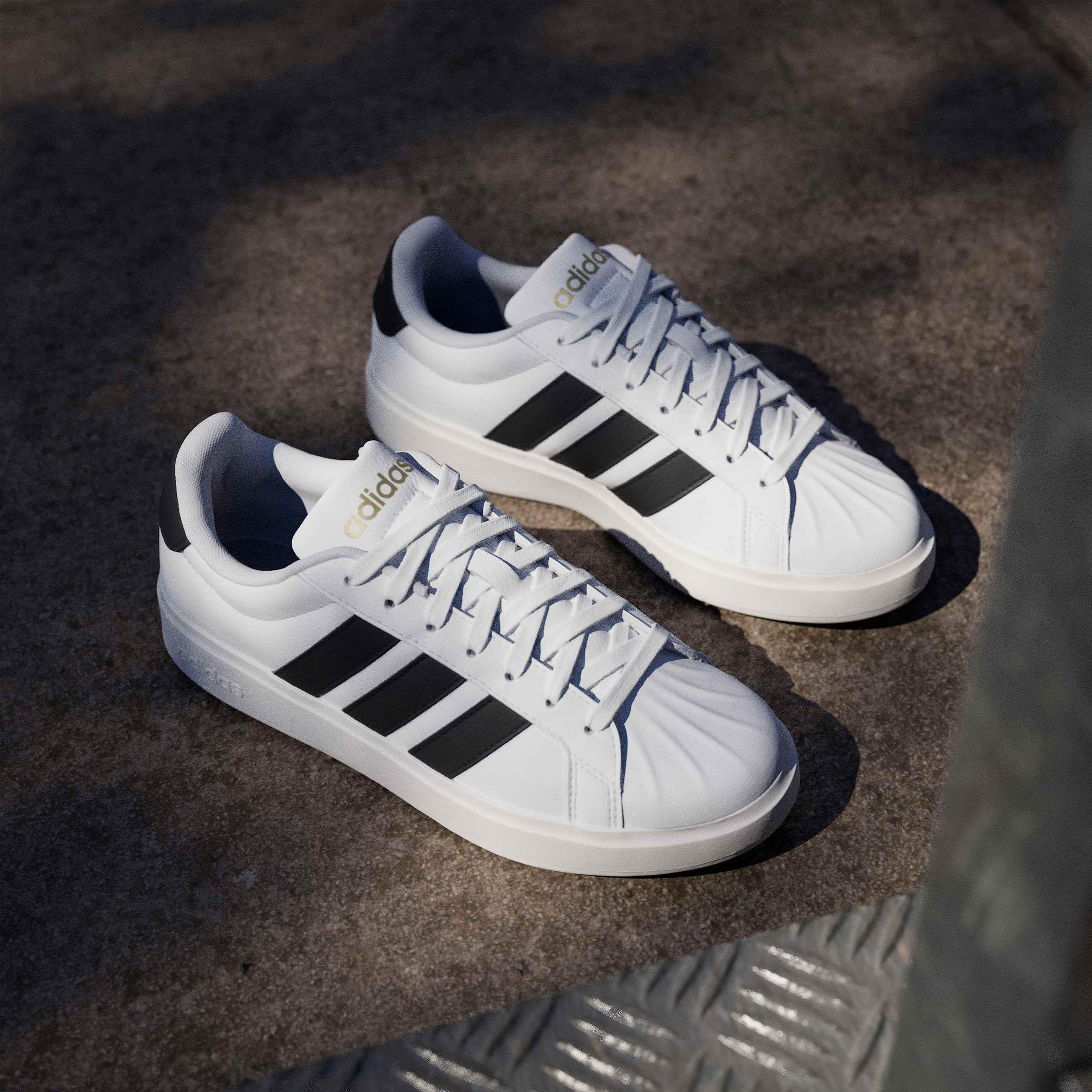 حذاء سنيكرز بطول الكاحل وشريط إغلاق لاصق ستريت توك للنساء من أديداس-women-shoes-sneakers-image-9