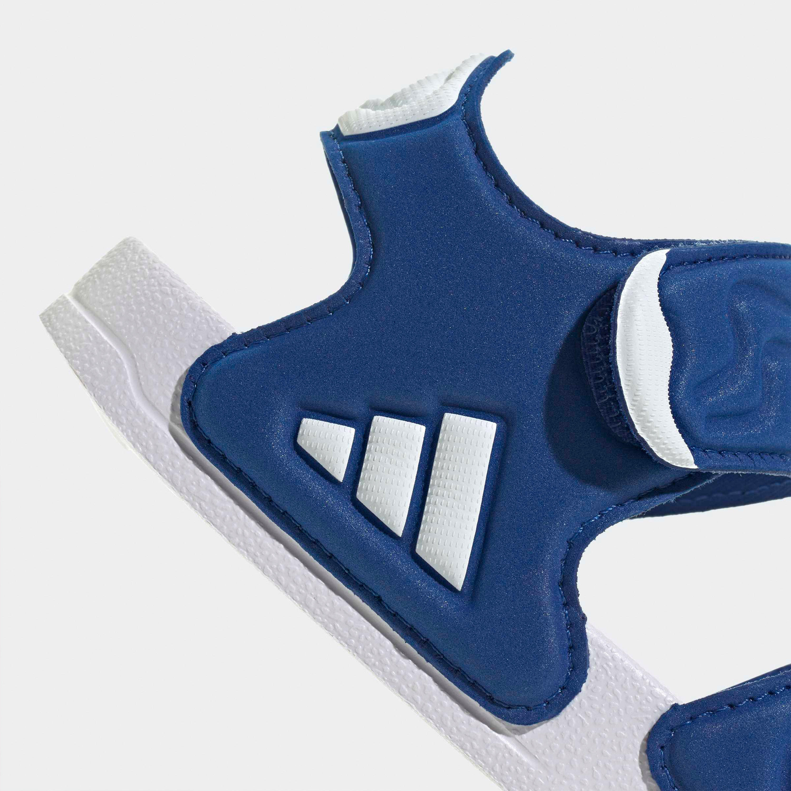 صندل بشريط إغلاق لاصق أديليت من أديداس-boys-shoes-sandals-image-8