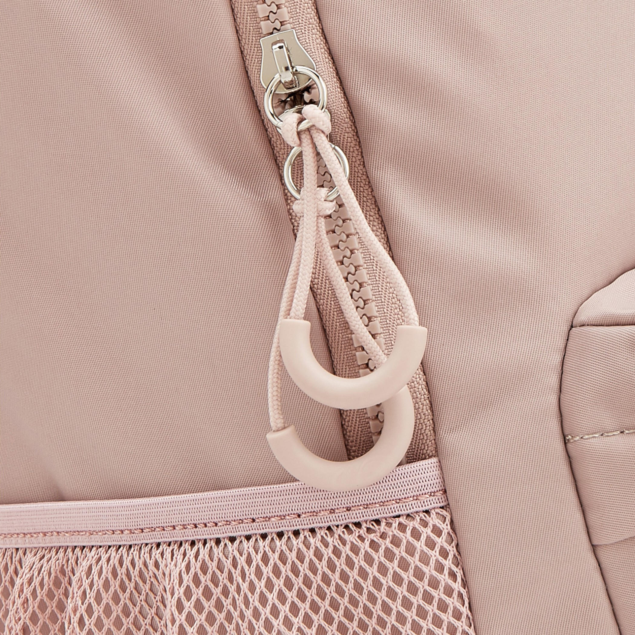 شنطة ظهر بأحزمة كتف مبطنة وزخرفة الشعار من لي كوبر-women-bagsandwallets-backpacks-image-2