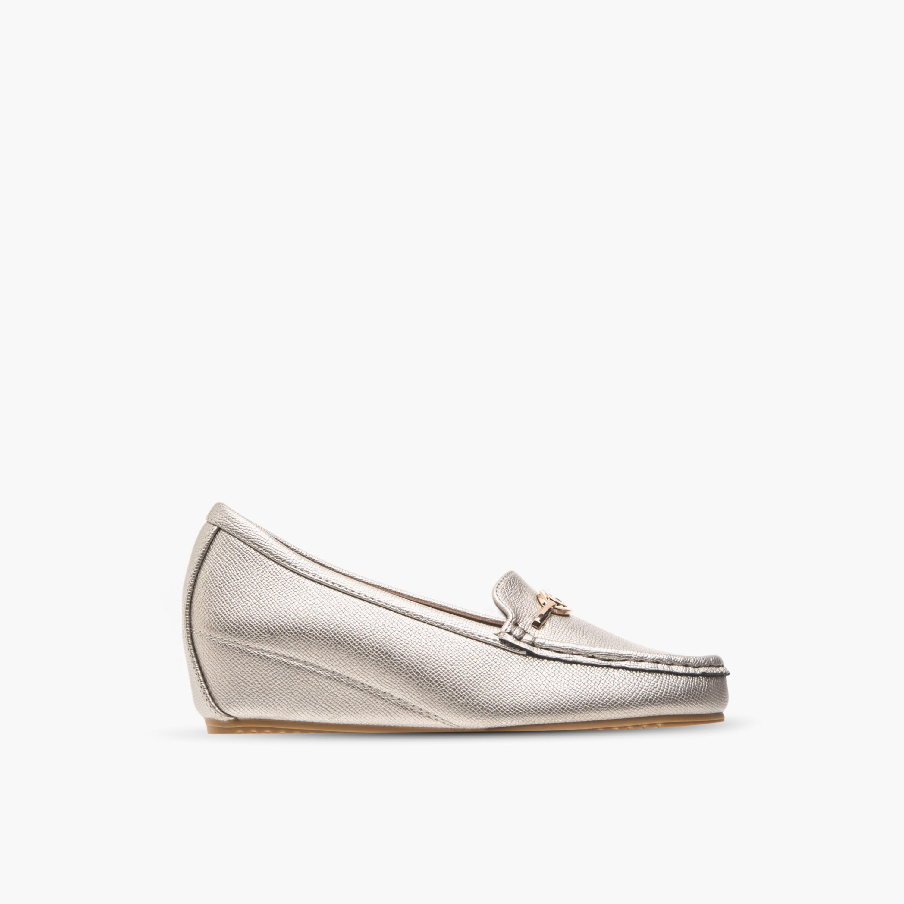 حذاء سهل الارتداء مريح بزينة معدنية وكعب ويدج من لو كونفورت-women-shoes-loafersandmoccasins-image-3