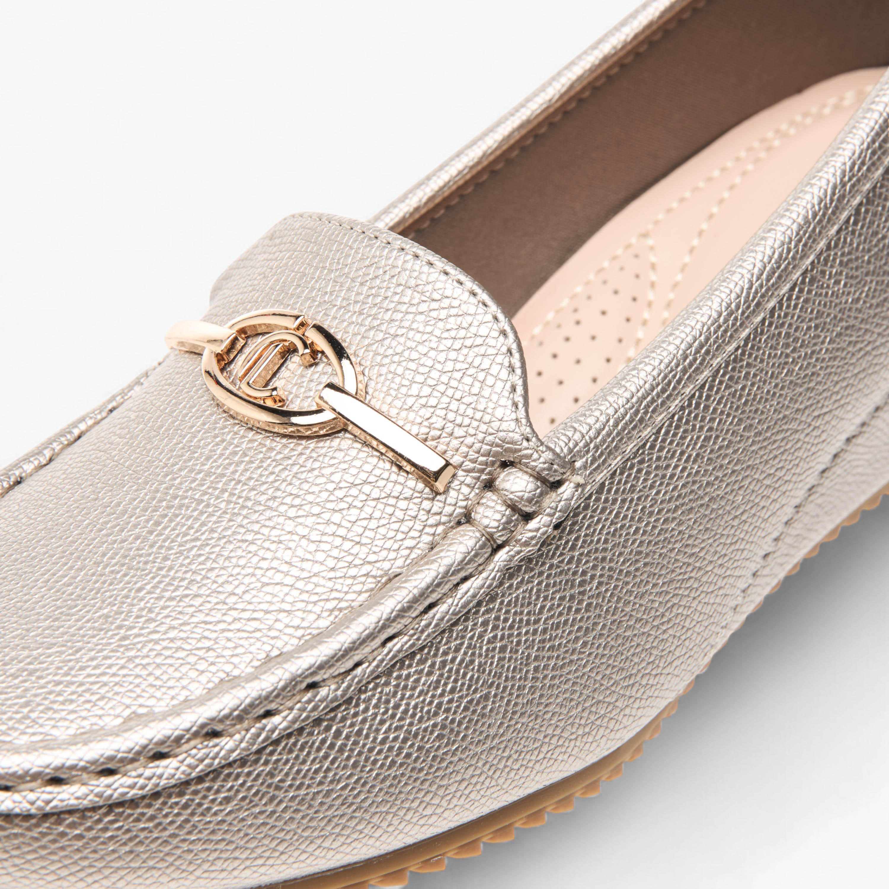 حذاء سهل الارتداء مريح بزينة معدنية وكعب ويدج من لو كونفورت-women-shoes-loafersandmoccasins-image-5