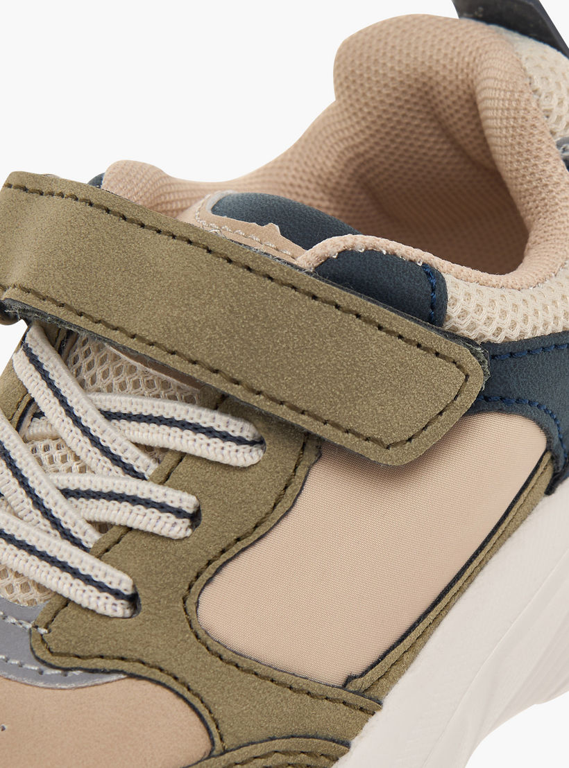 حذاء سنيكرز متعدد التصاميم بشريط إغلاق لاصق من إل بي إل من شو إكسبريس-boys-shoes-sneakers-image-4