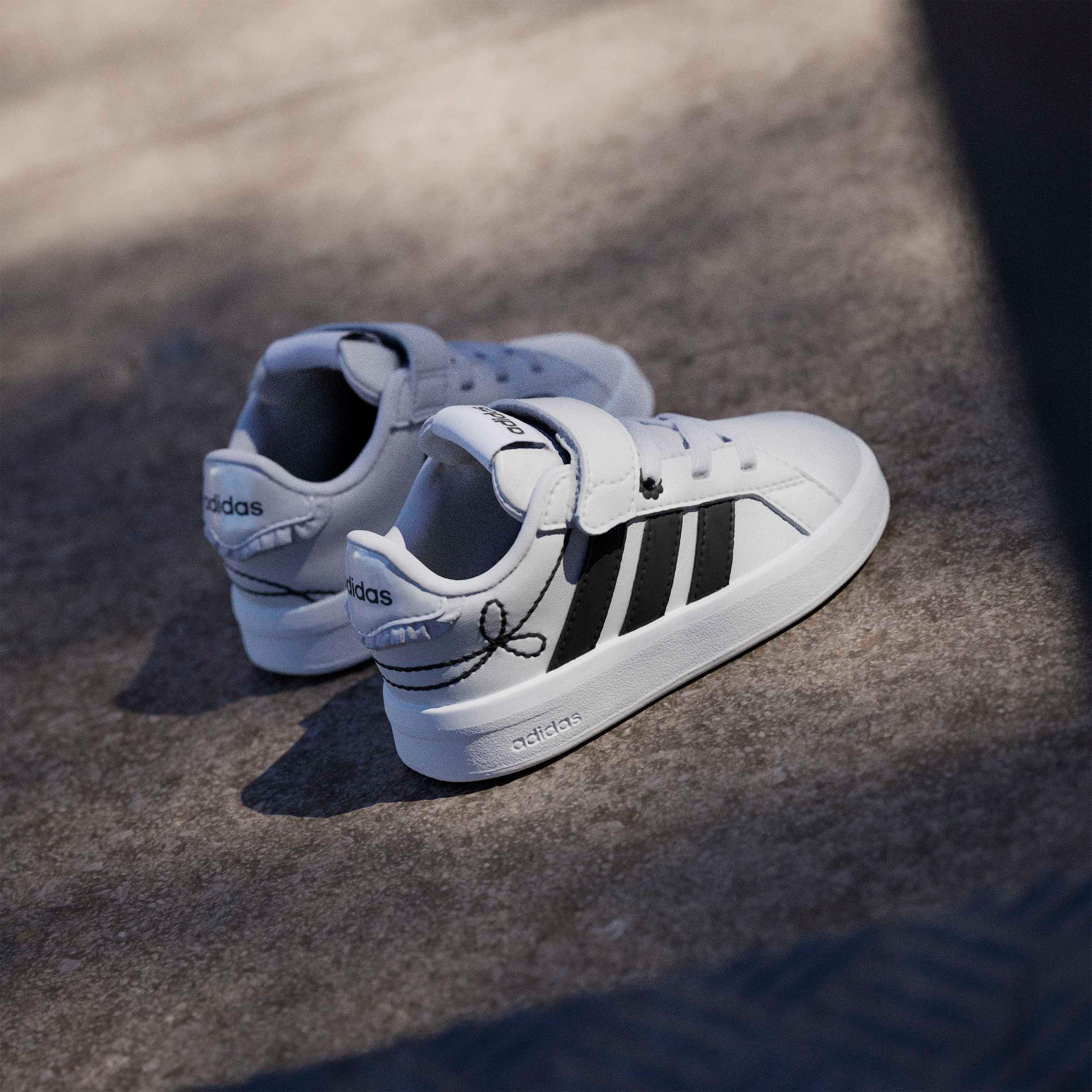 حذاء سنيكرز بطول الكاحل وشريط إغلاق لاصق جراند كورت 3.0 إيه إل للبنات من أديداس-baby-girls-shoes-closedshoes-image-10