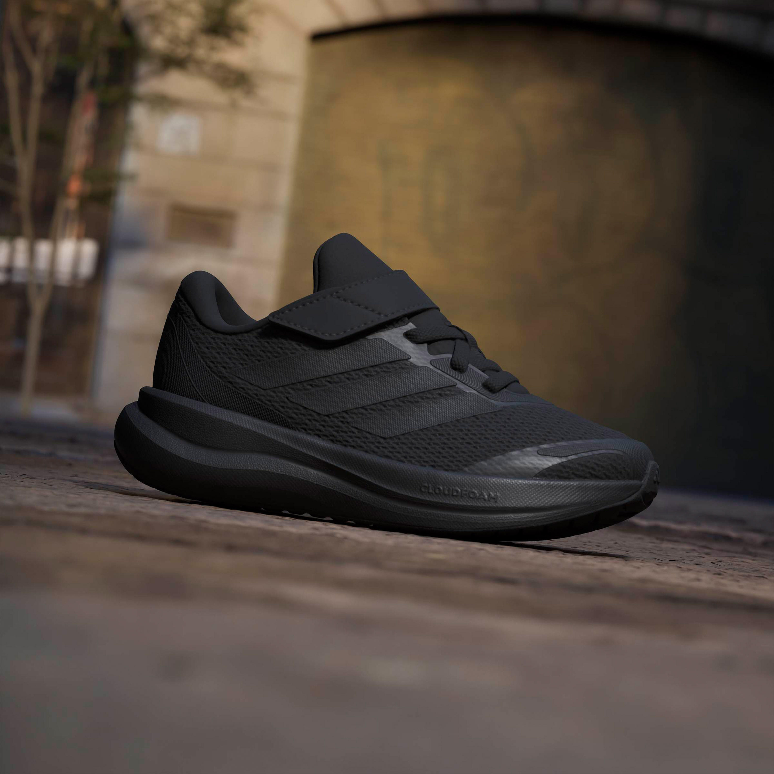 حذاء مدرسي بشريط إغلاق رنفالكون 6 إي أل للأطفال من أديداس-sports-boys-shoes-image-2