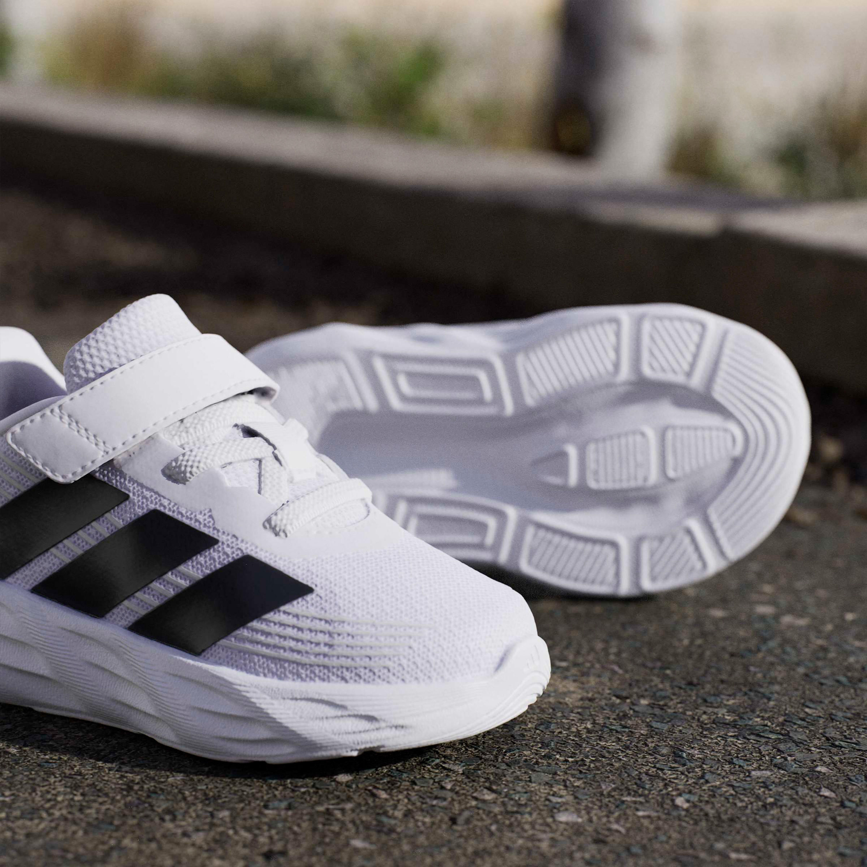 حذاء جري بشريط إغلاق جلاكسي 8 إي أل للفتيات من أديداس-baby-girls-shoes-closedshoes-image-8