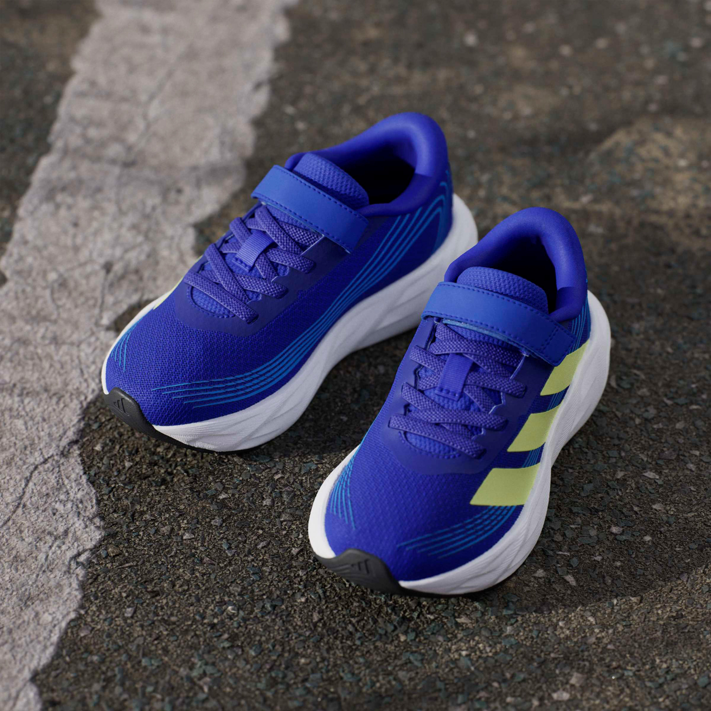 حذاء جري بشريط إغلاق لاصق جالكسي 8 إي إل للبنات من أديداس-girls-shoes-sneakers-image-9