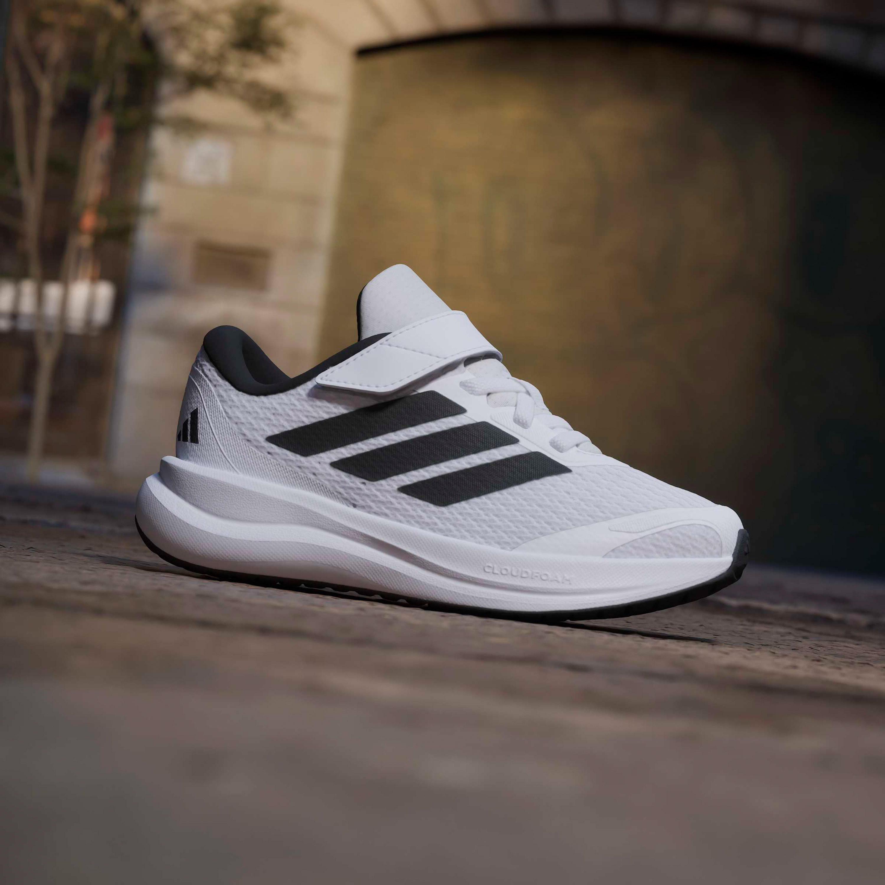 حذاء جري بشريط إغلاق رانفالكون 6 إي أل للأطفال من أديداس-girls-shoes-sneakers-image-2