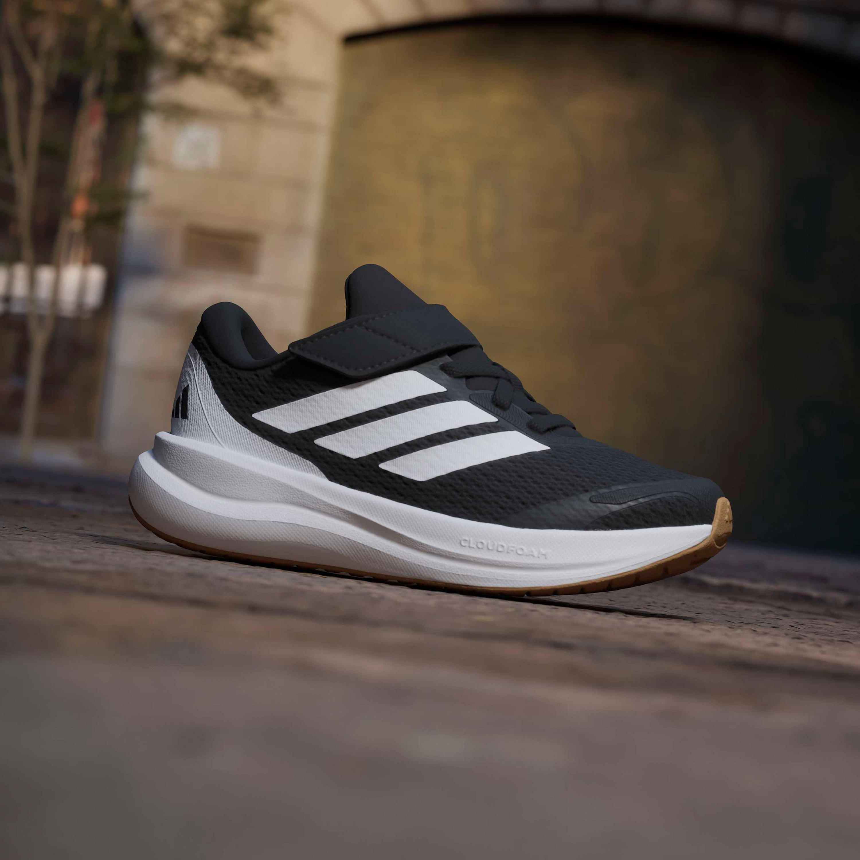 حذاء جري بشريط إغلاق رانفالكون 6 إي أل للأطفال من أديداس-girls-shoes-sneakers-image-2