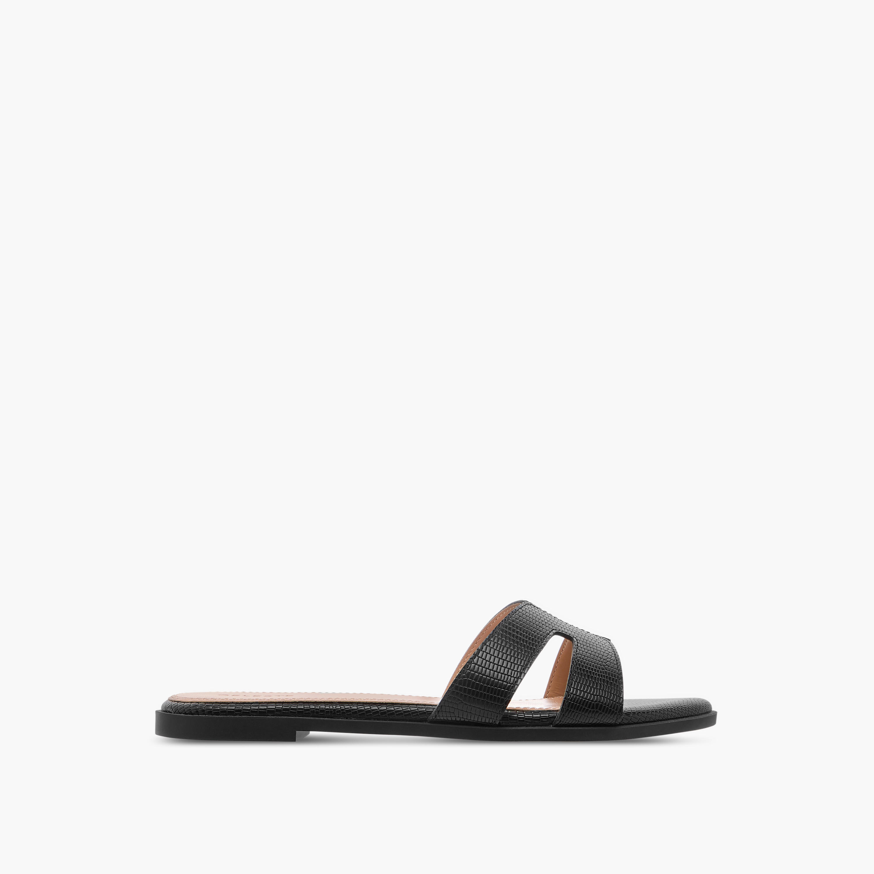 صندل سهل الارتداء بتفاصيل مفرغة من لو كونفورت-women-shoes-flats-sandals-image-3
