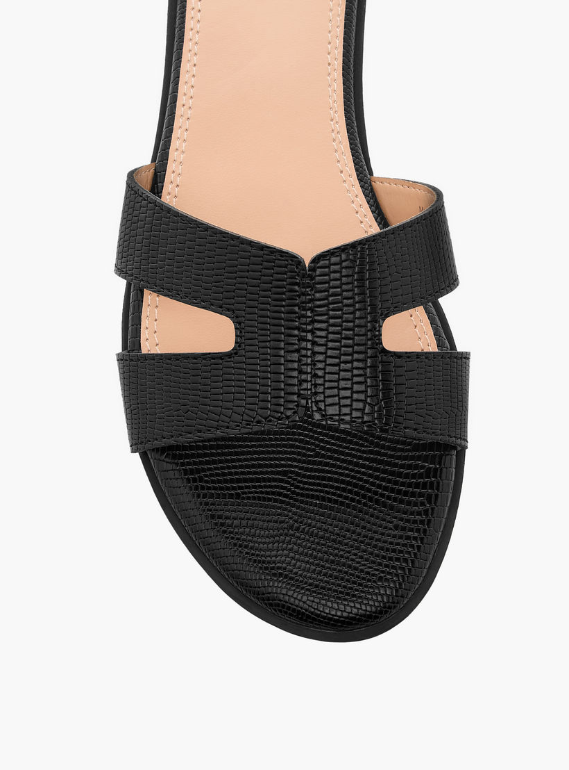 صندل سهل الارتداء بتفاصيل مفرغة من لو كونفورت-women-shoes-flats-sandals-image-4