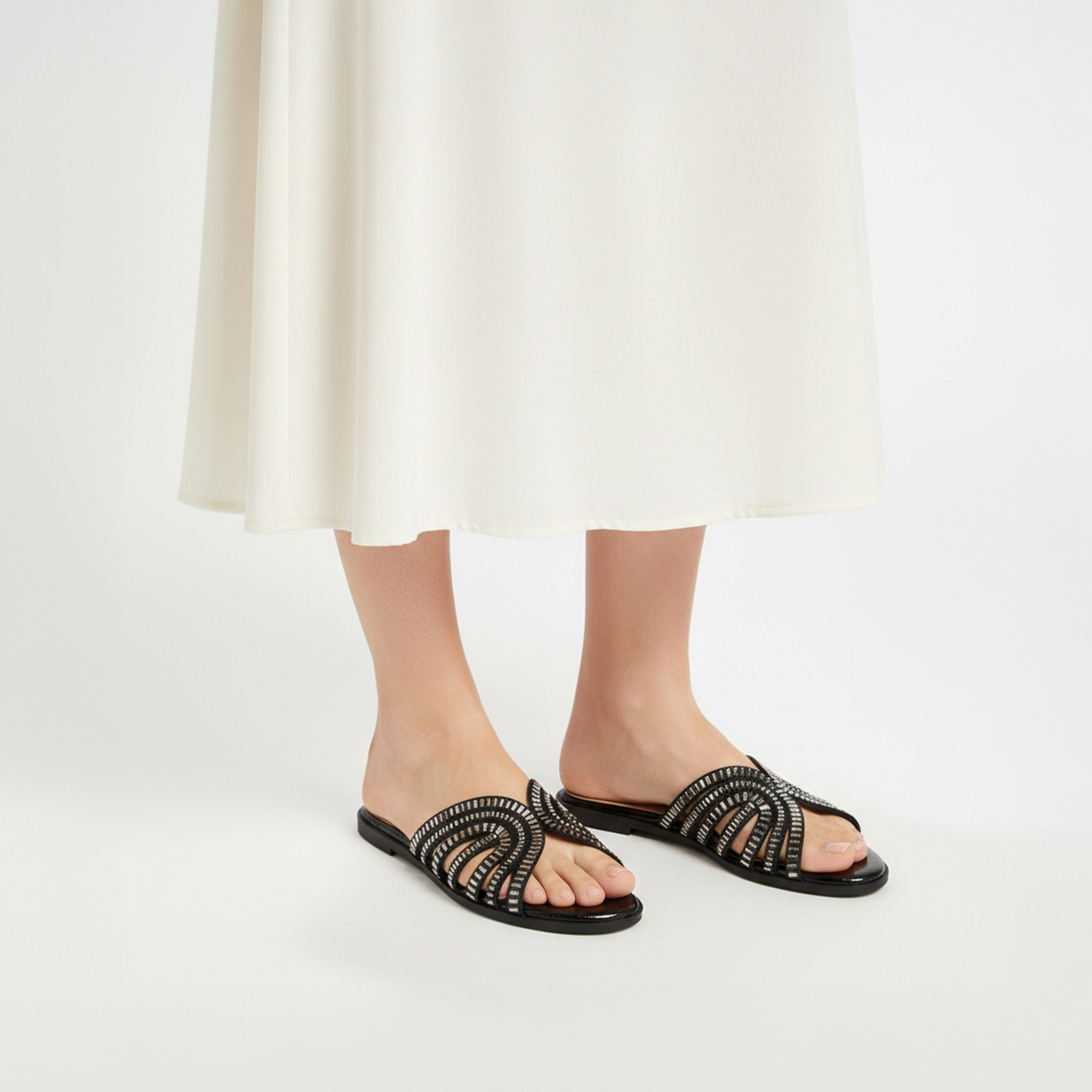 صندل سهل الارتداء بتزيينات للنساء من فلورا بيلا-women-shoes-flats-sandals-image-2