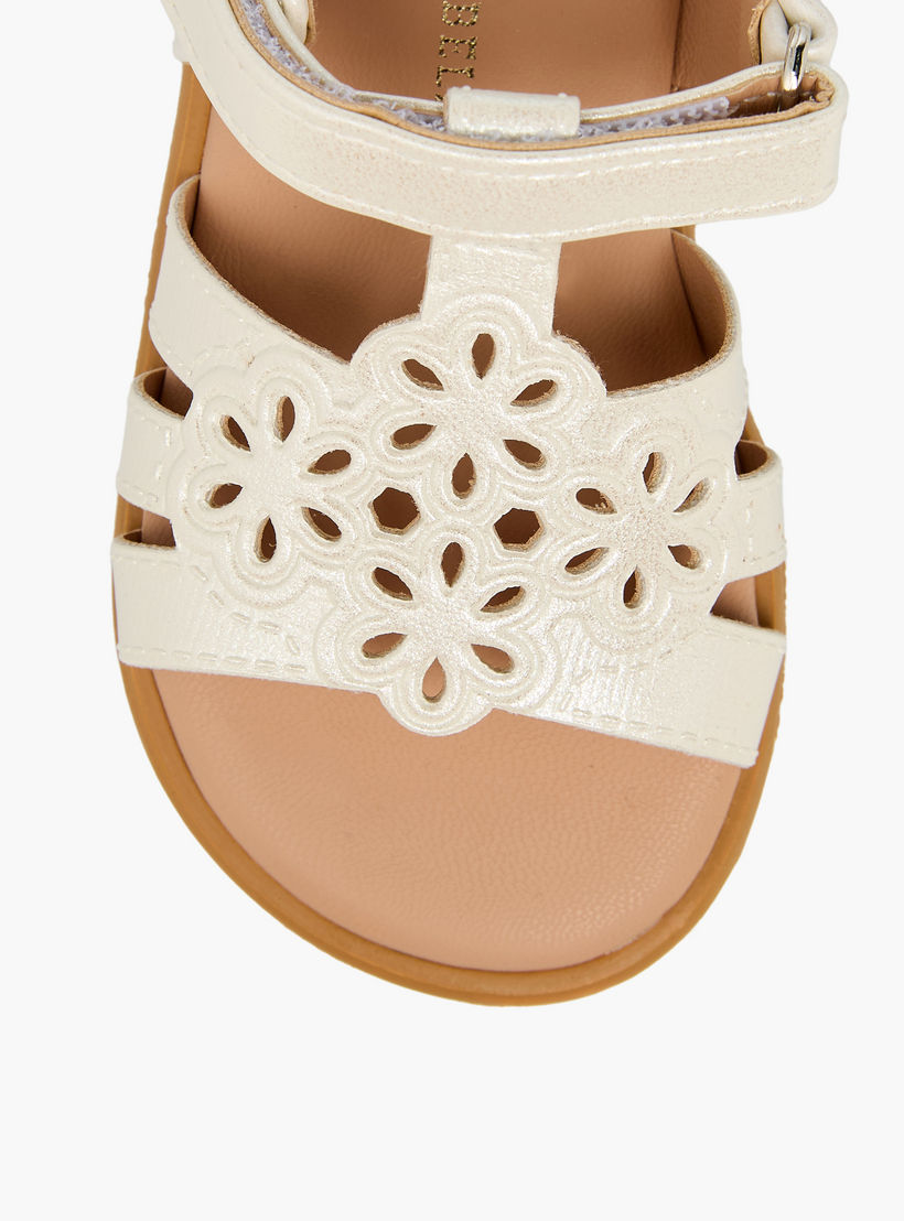 صندل بتفاصيل مفرّغة وشريط إغلاق من فلورا بيلا-girls-shoes-sandals-image-3