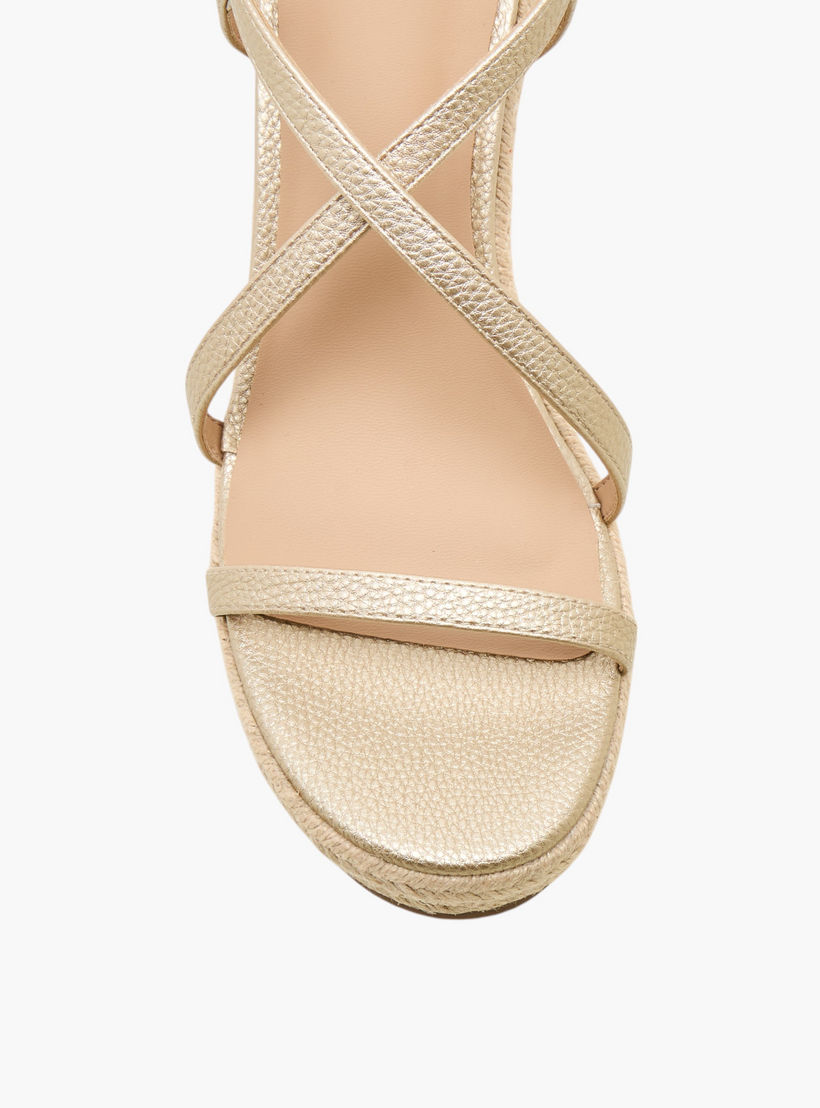 صندل بأحزمة متقاطعة بارزة الملمس وبكعب ويدج وإبزيم إغلاق من فلورا بيلا-women-shoes-sandals-heeled-image-4