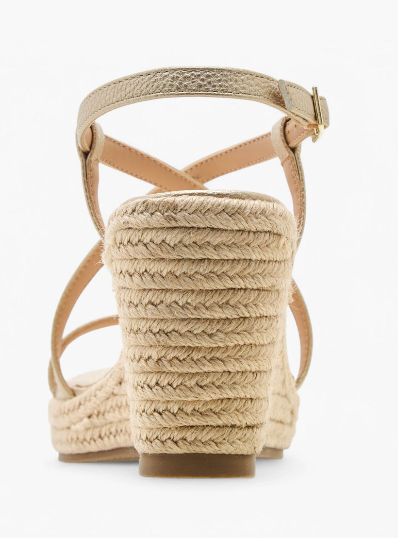 صندل بأحزمة متقاطعة بارزة الملمس وبكعب ويدج وإبزيم إغلاق من فلورا بيلا-women-shoes-sandals-heeled-image-5