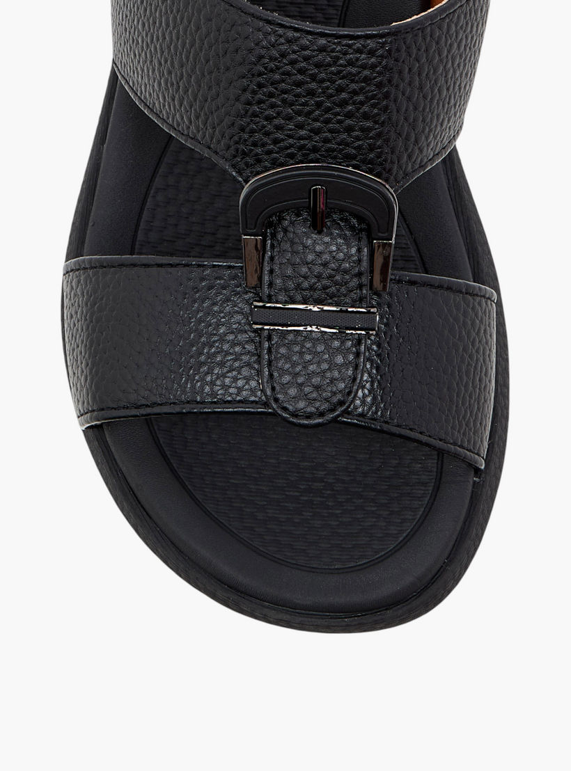 صندل عربي مريح بارز الملمس بتفاصيل إبزيم من لو كونفورت-boys-shoes-sandals-image-3
