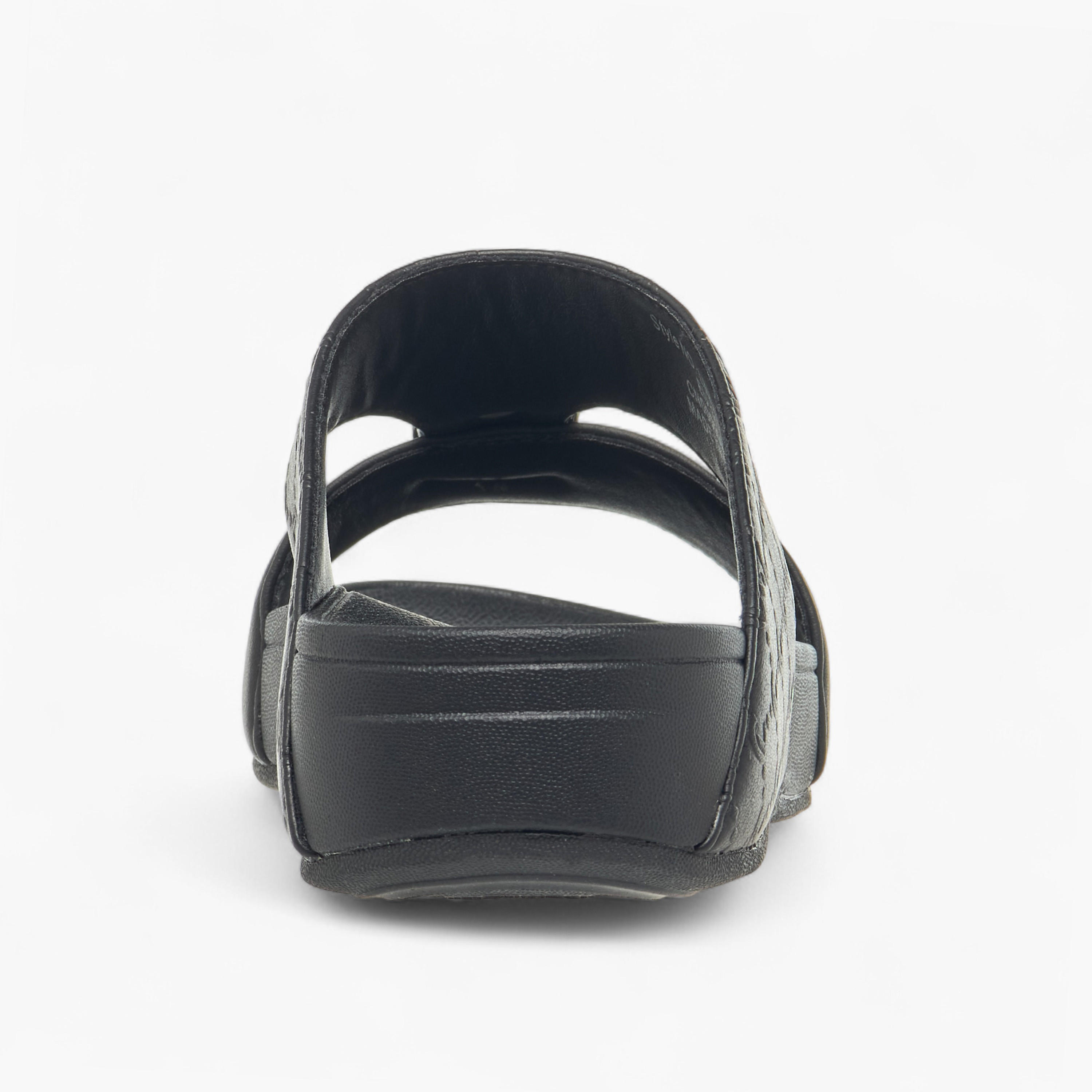 صندل عربي بنقوش مونوجرام للأولاد من لو كونفورت-boys-shoes-sandals-image-5