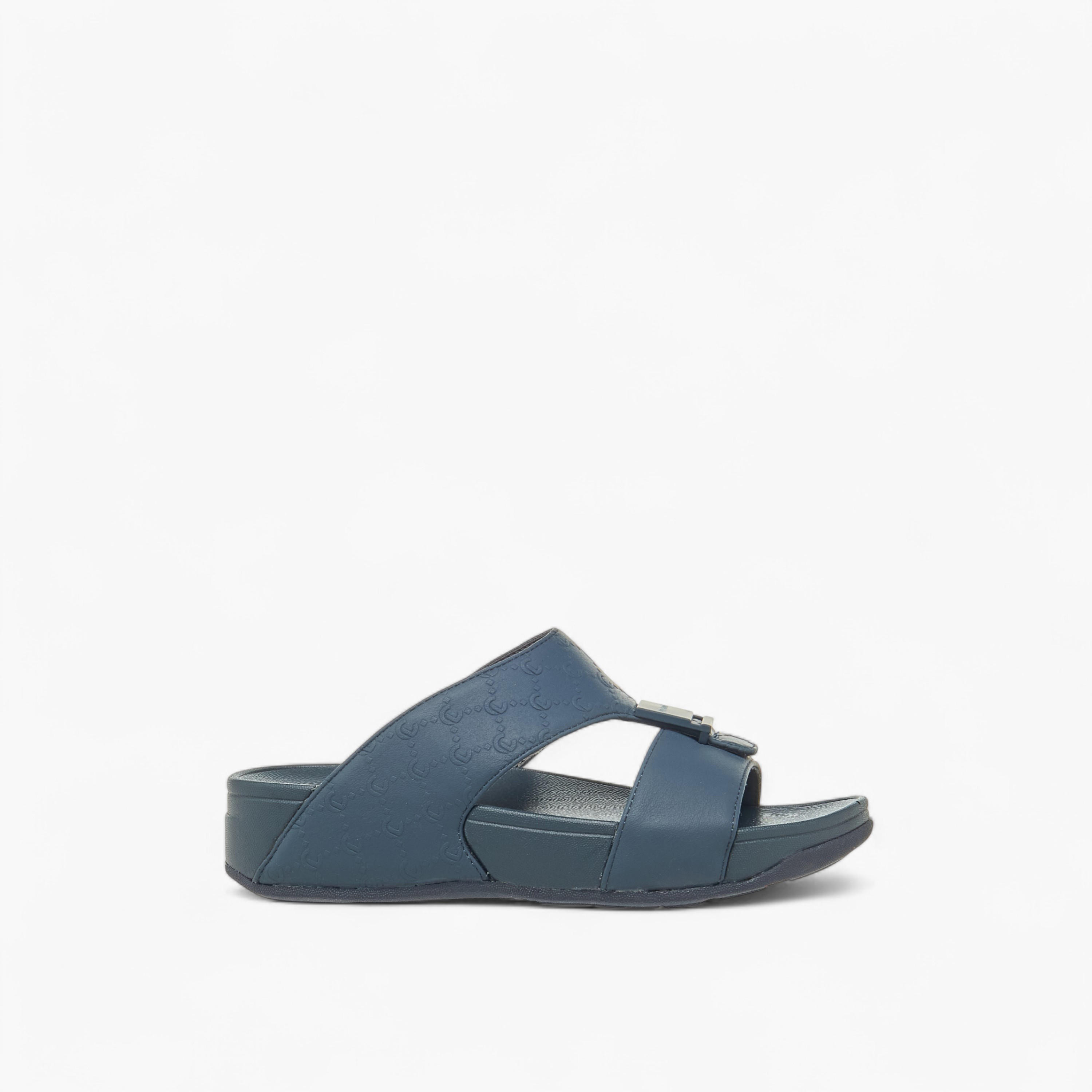 صندل عربي بنقوش مونوجرام للأولاد من لو كونفورت-boys-shoes-sandals-image-3