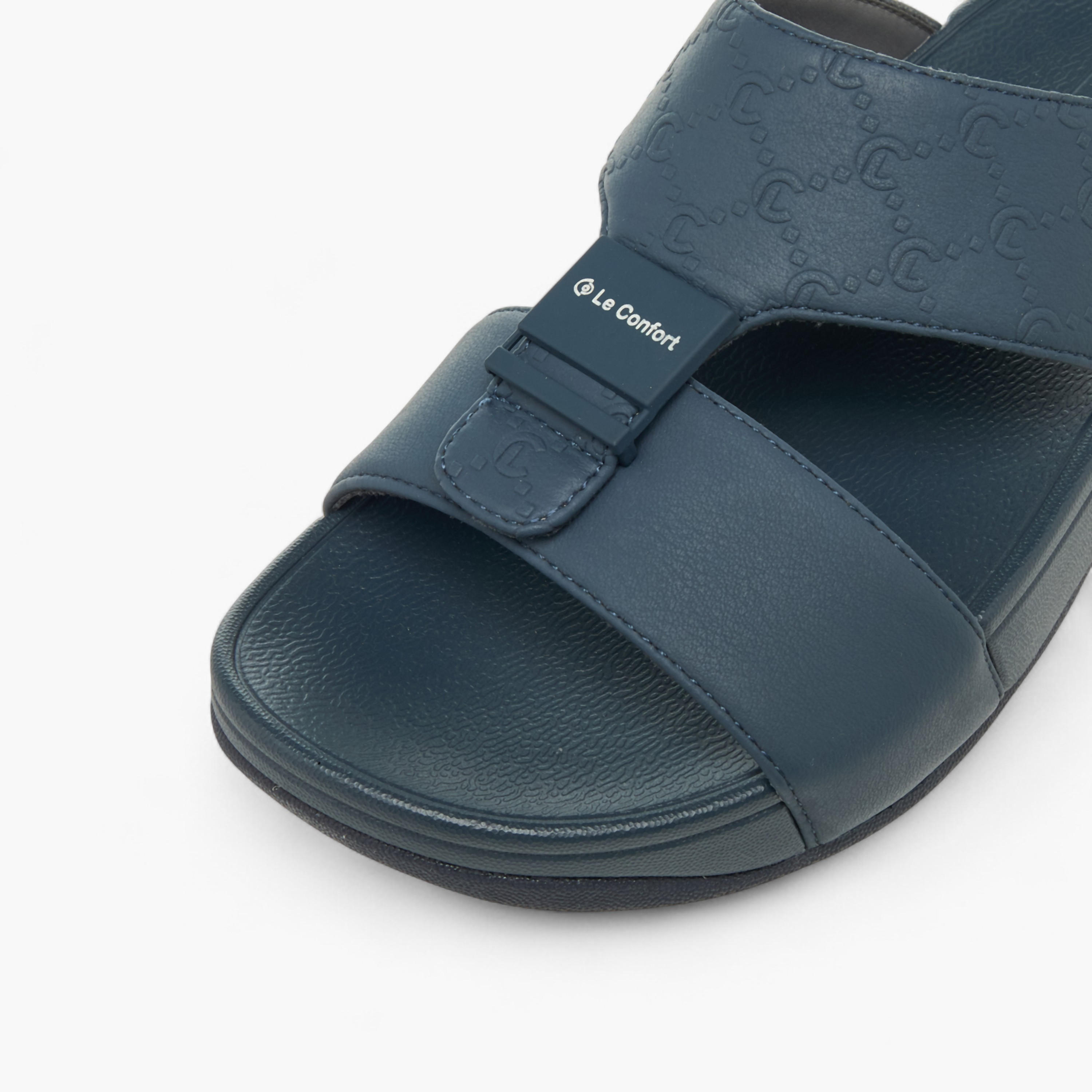 صندل عربي بنقوش مونوجرام للأولاد من لو كونفورت-boys-shoes-sandals-image-4