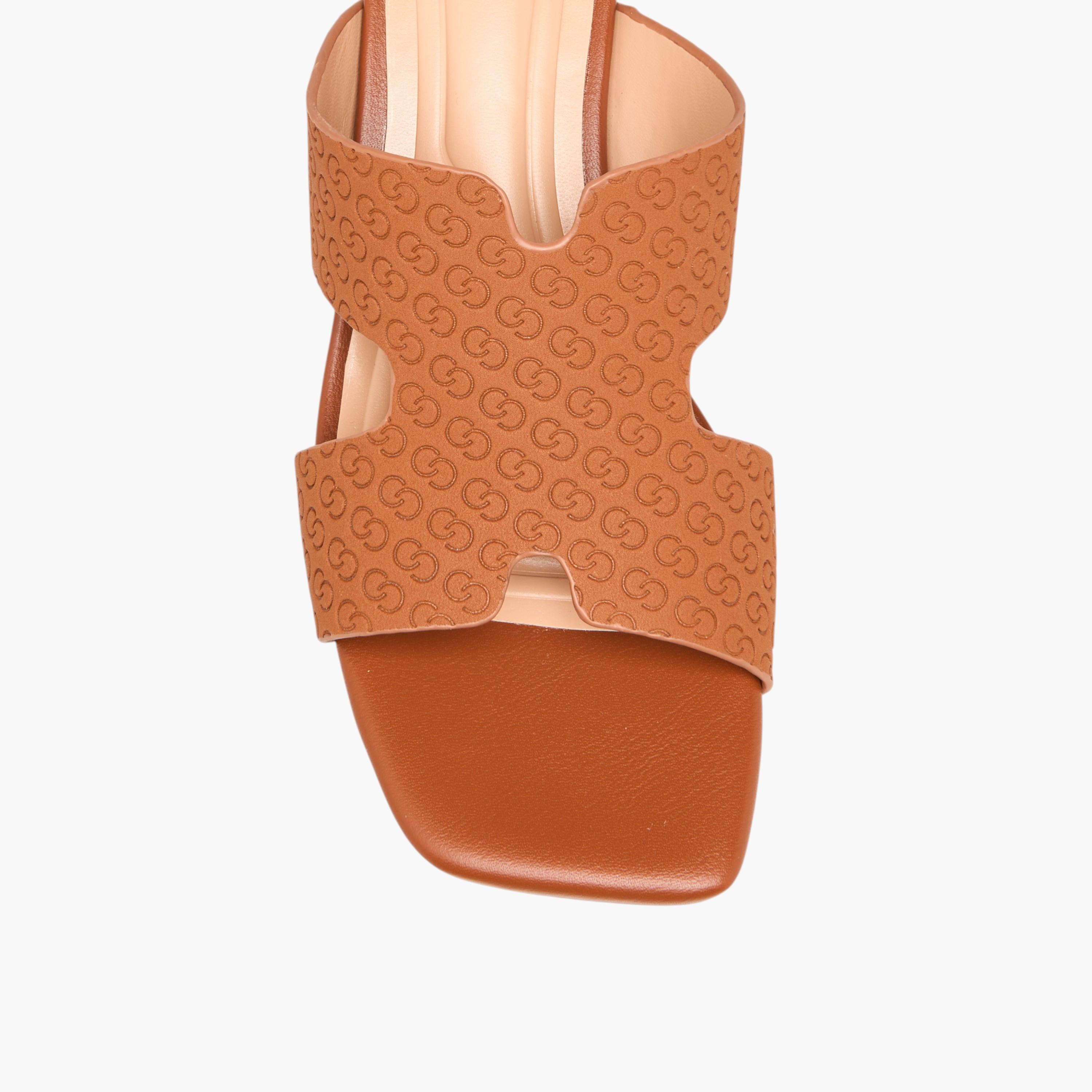 صندل سهل الارتداء بكعب سميك وطبعات مونوجرام للنساء من سيليست-women-shoes-sandals-heeled-image-4