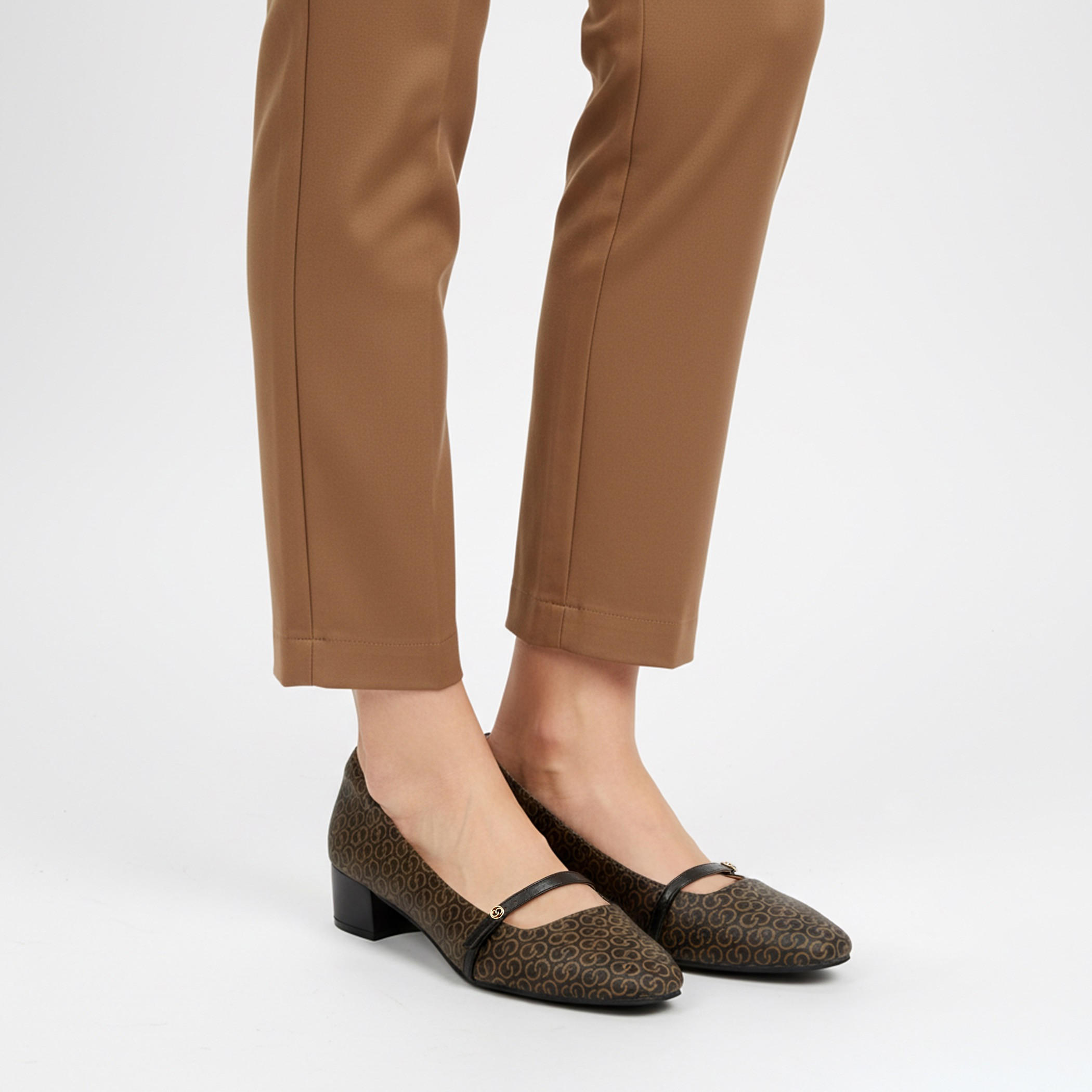 حذاء بكعب عريض وطبعات مونوجرام للنساء من سيليست-women-shoes-heels-image-2