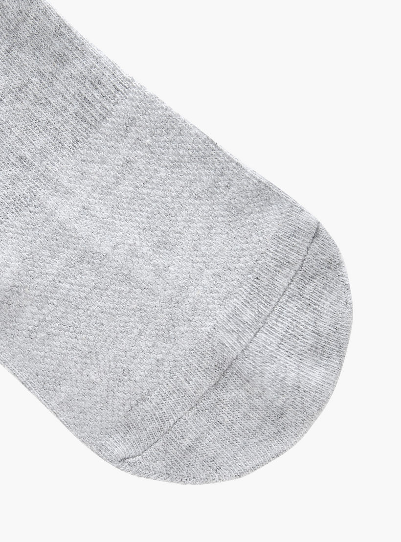 طقم جوارب 3 أزواج بطول الكاحل وبطبعات من جلو-men-socks-image-2