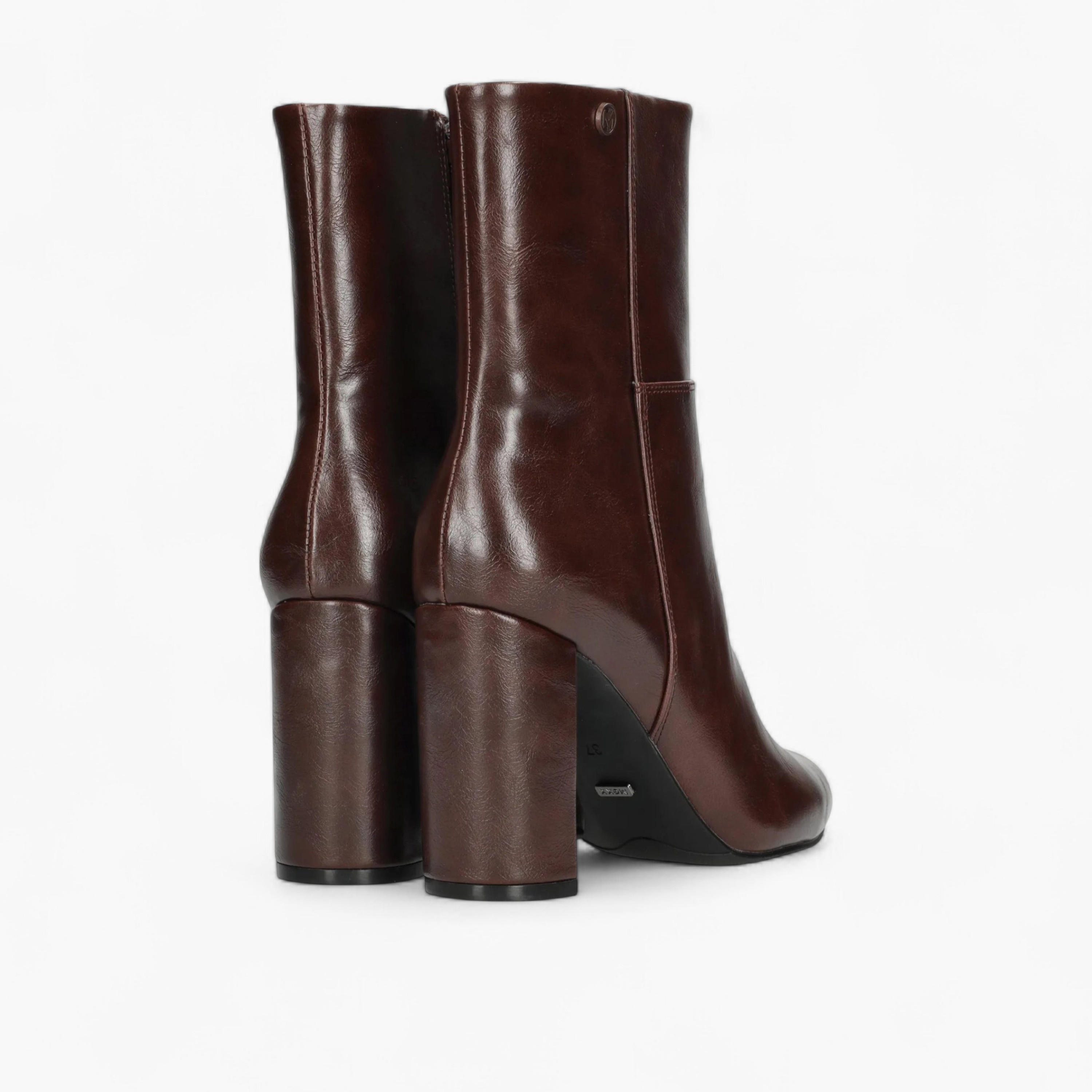 بوت سادة طول الكاحل بسحاب إغلاق وكعب سميك من مكس-women-shoes-boots-image-3
