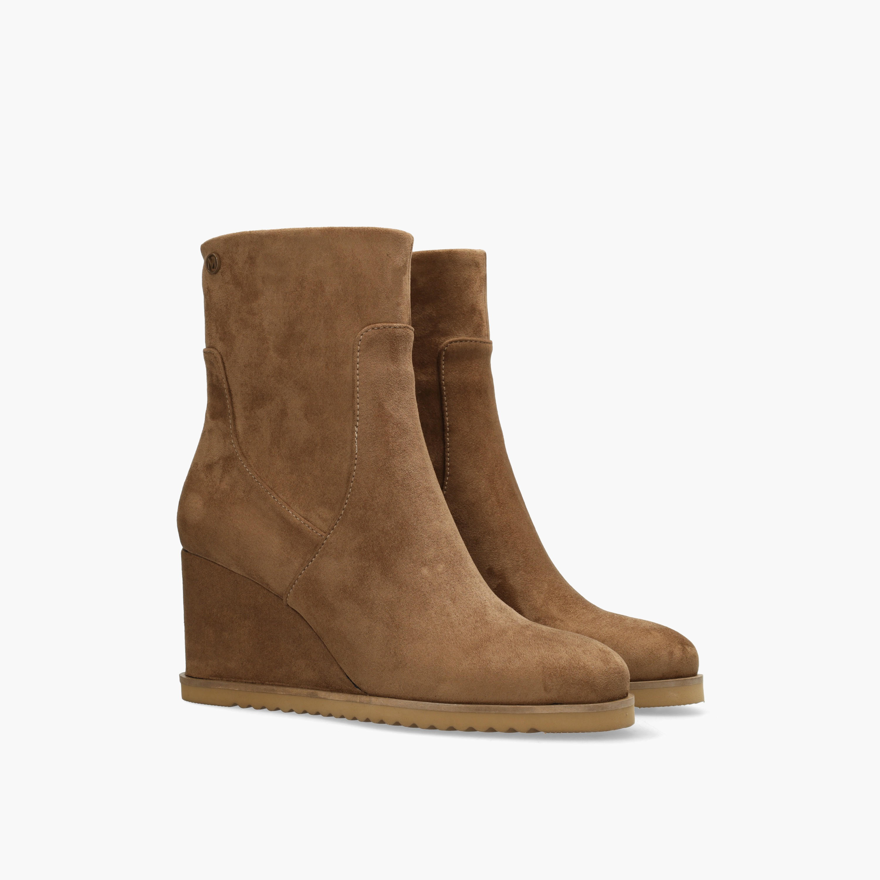 بوت بكاحل للنساء بكعب ويدج وملمس بارز من مكس-women-shoes-boots-image-1