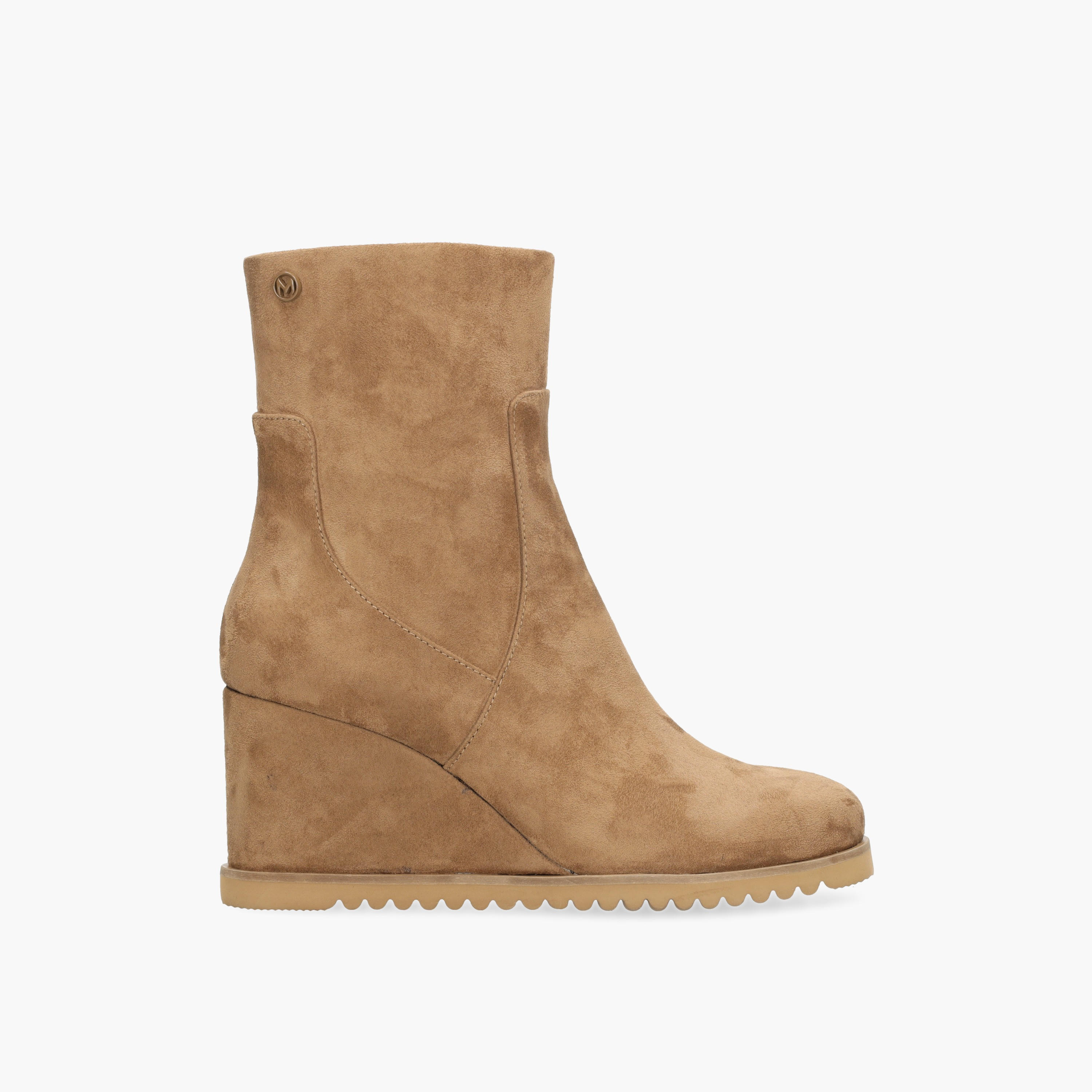 بوت بكاحل للنساء بكعب ويدج وملمس بارز من مكس-women-shoes-boots-image-2