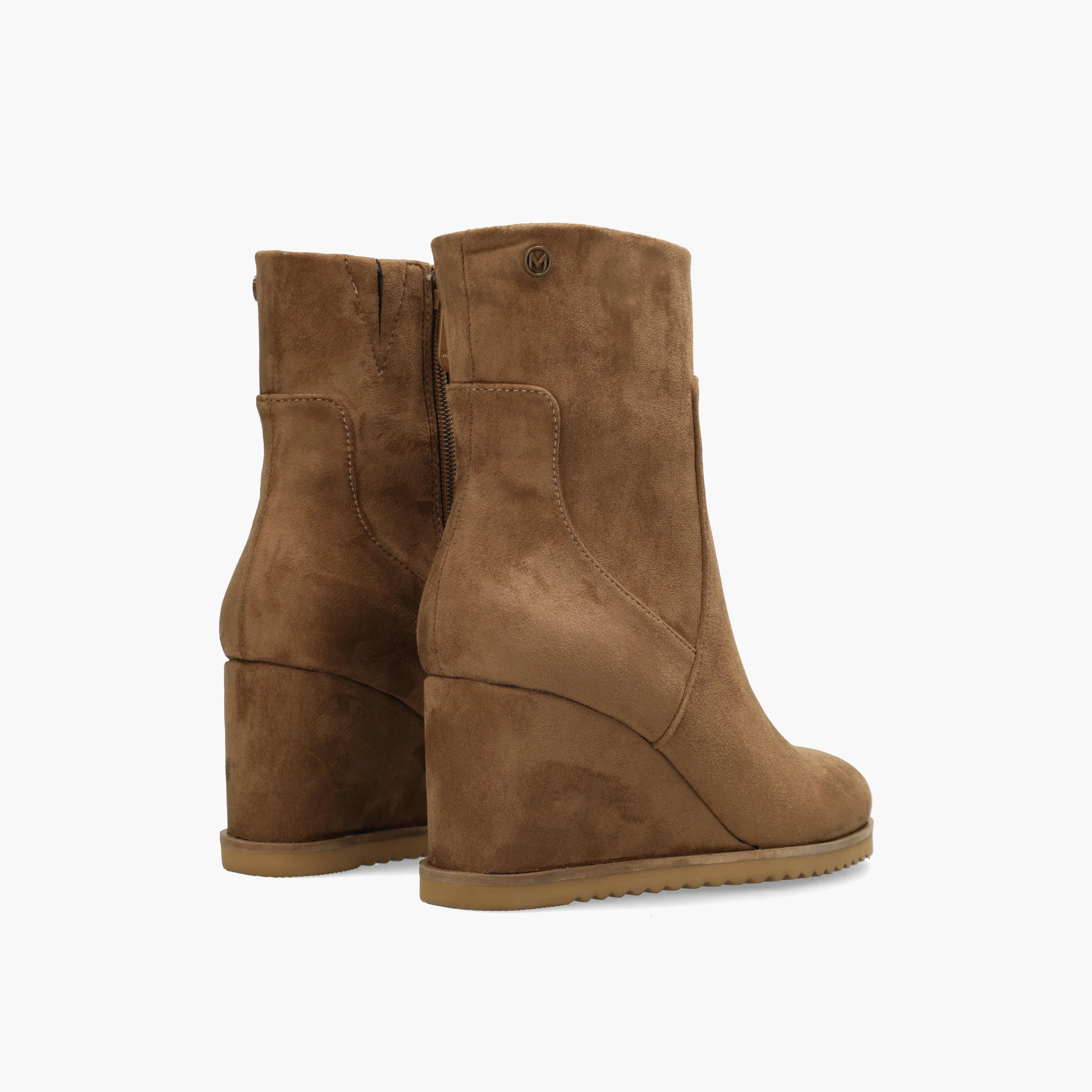 بوت بكاحل للنساء بكعب ويدج وملمس بارز من مكس-women-shoes-boots-image-3