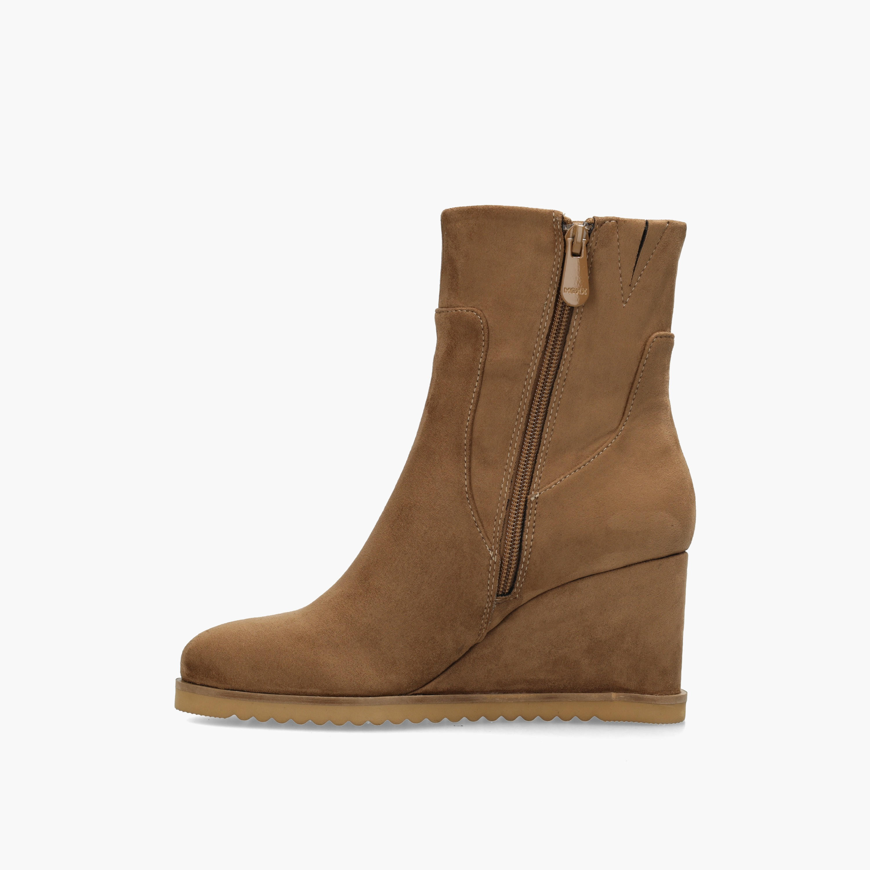 بوت بكاحل للنساء بكعب ويدج وملمس بارز من مكس-women-shoes-boots-image-4