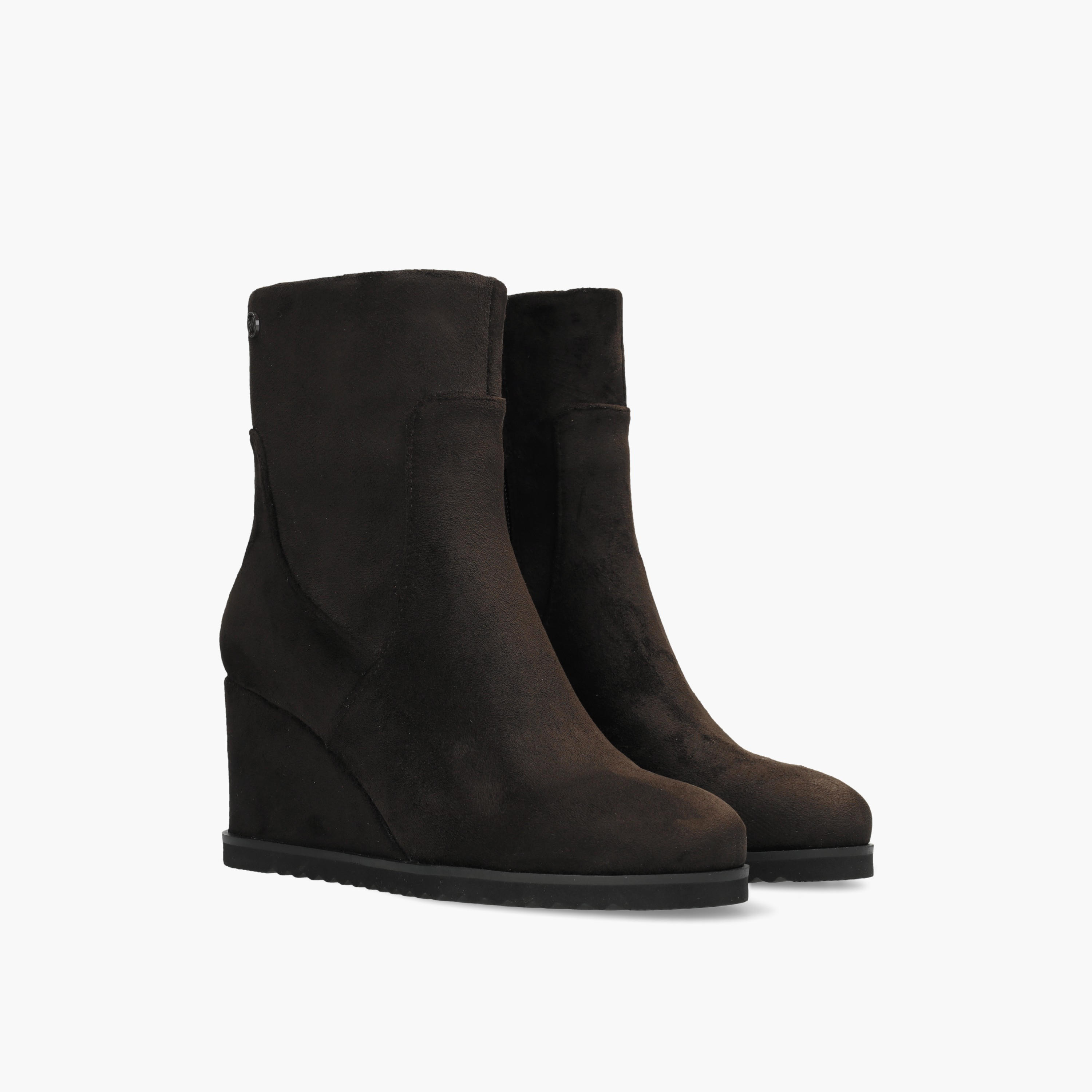 بوت بكاحل للنساء بكعب ويدج وملمس بارز من مكس-women-shoes-boots-image-1