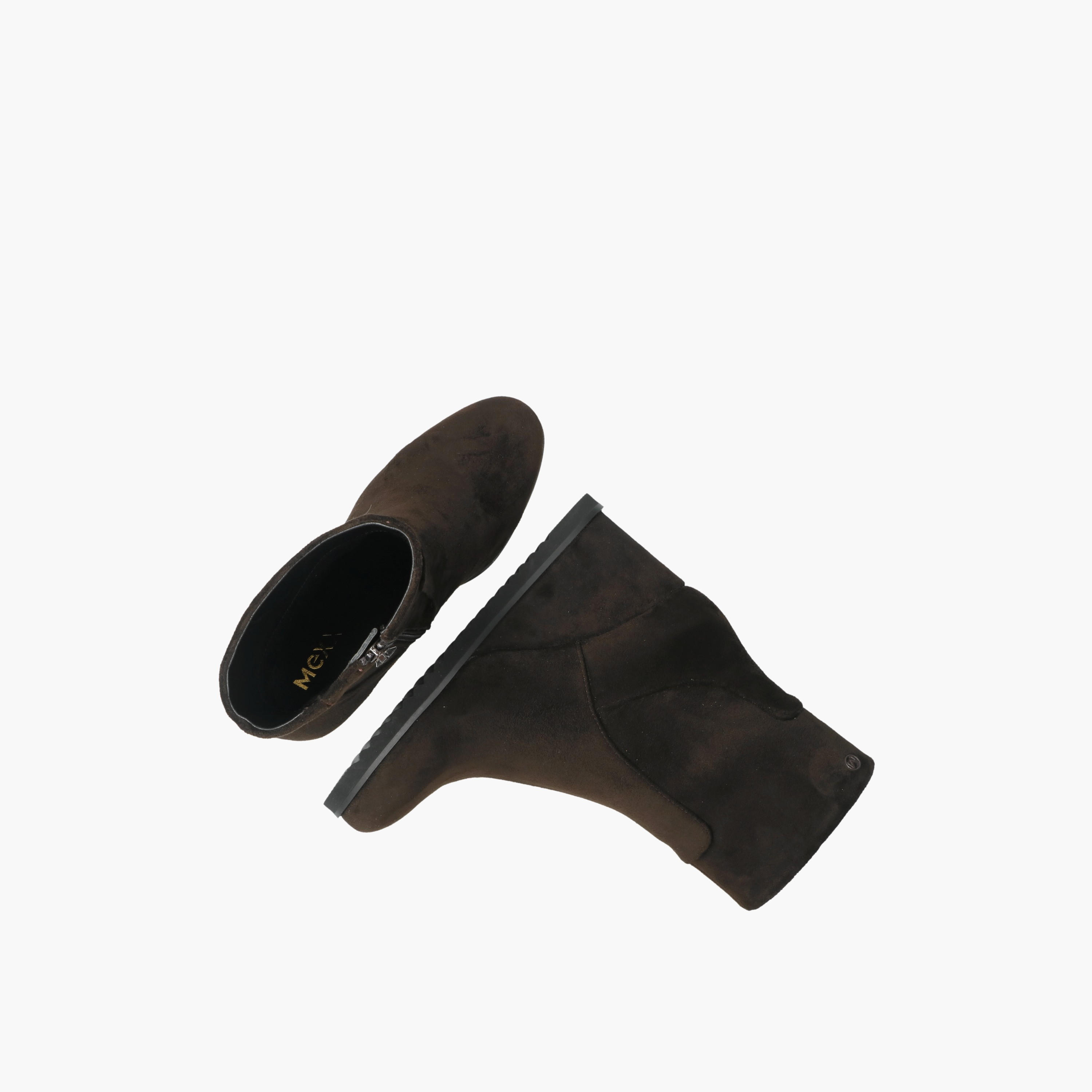 بوت بكاحل للنساء بكعب ويدج وملمس بارز من مكس-women-shoes-boots-image-5